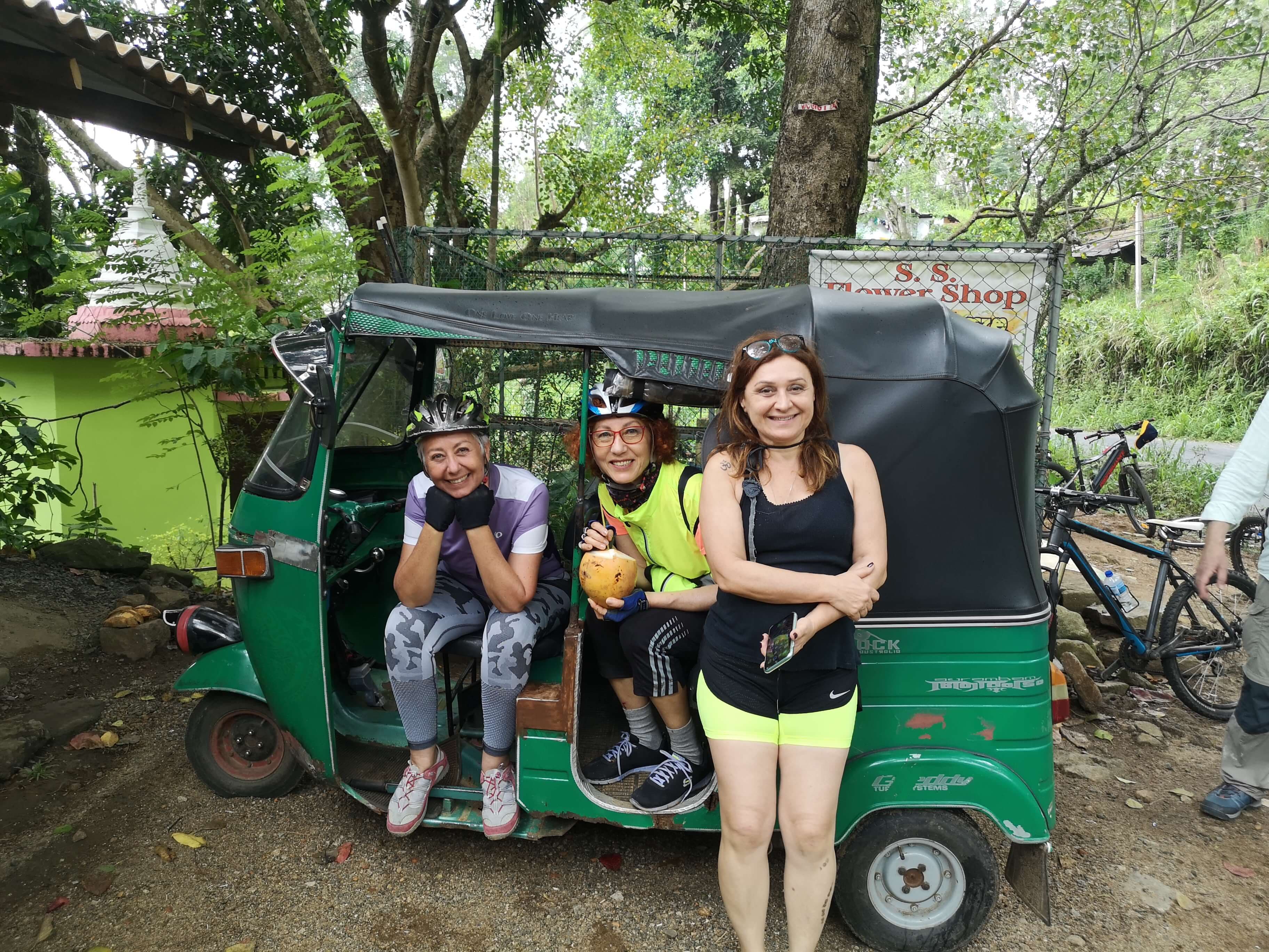 Tres mujeres se refrescan en la gira ciclista de Nuwara Eliya a Kandy en Sri Lanka