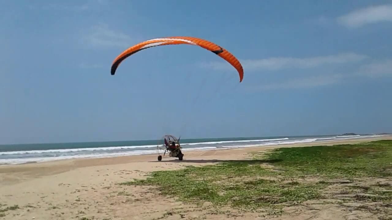 Фотография приземления парамотора на пляж Бентота Шри-Ланка.