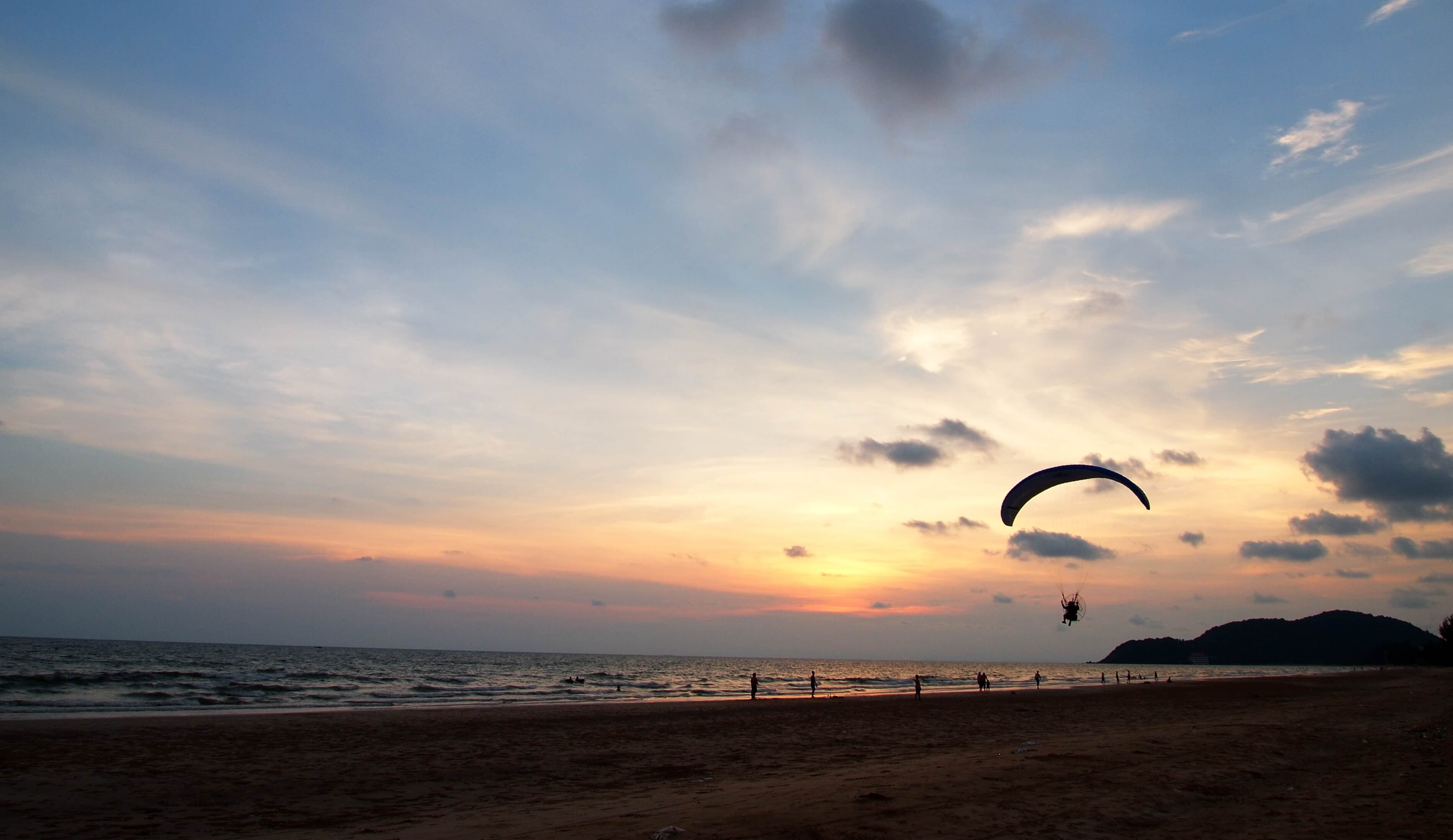 Bentota Paramotoring 的日落海滩海景与深蓝色的天空