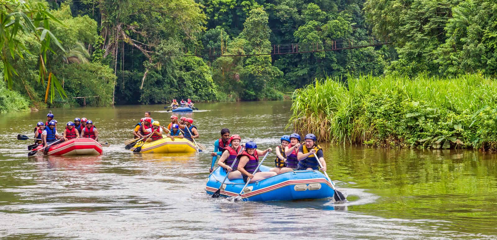 Die vier Gruppen auf der ruhigen und schönen Seite des Flusses Kalani in Sri Lanka