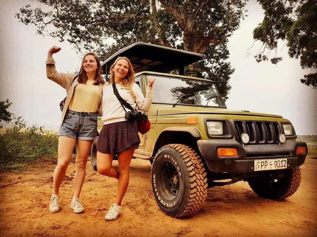 美丽的两个女孩在斯里兰卡锡吉里亚参加城市之旅