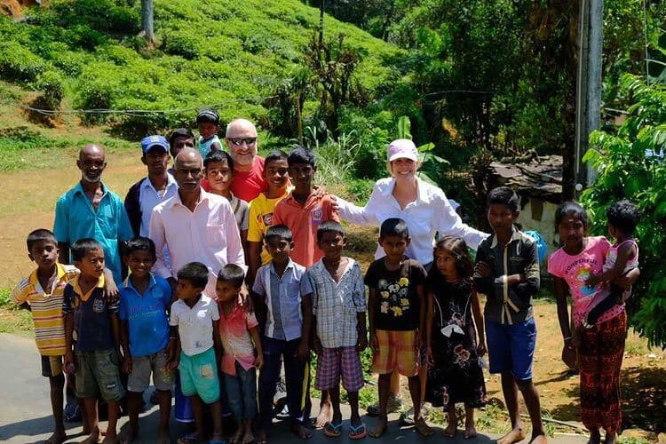 Die Touristen treffen Einheimische und erkunden ihren Lebensstil in Sri Lanka