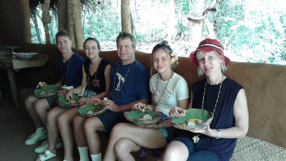 Touristen sammeln Erfahrungen mit einem würzigen lokalen Mittagessen in Sigiriya, Sri Lanka