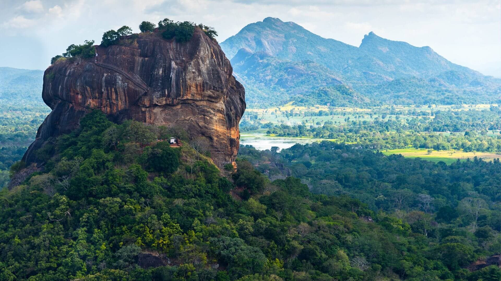 Вид с воздуха на Львиную скалу в Сигирии, Шри-Ланка