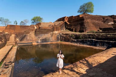 Una niña explora el área del reino de Sigiriya en Sri Lanka