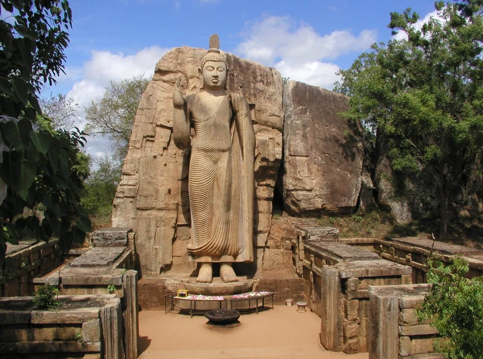 Вид на создание шедевра мирового класса статуи Будды Авукана в Шри-Ланке.