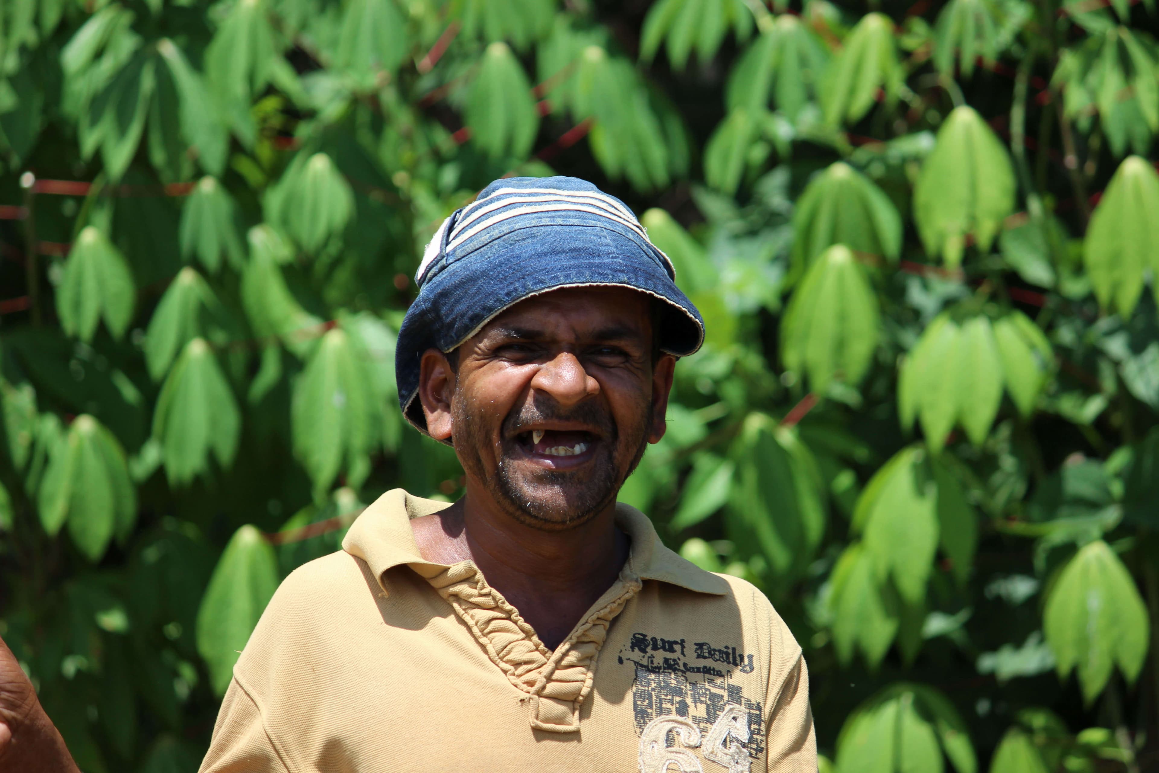 Un hombre con su cara sonriente inocente en Polonnaruwa Sri Lanka