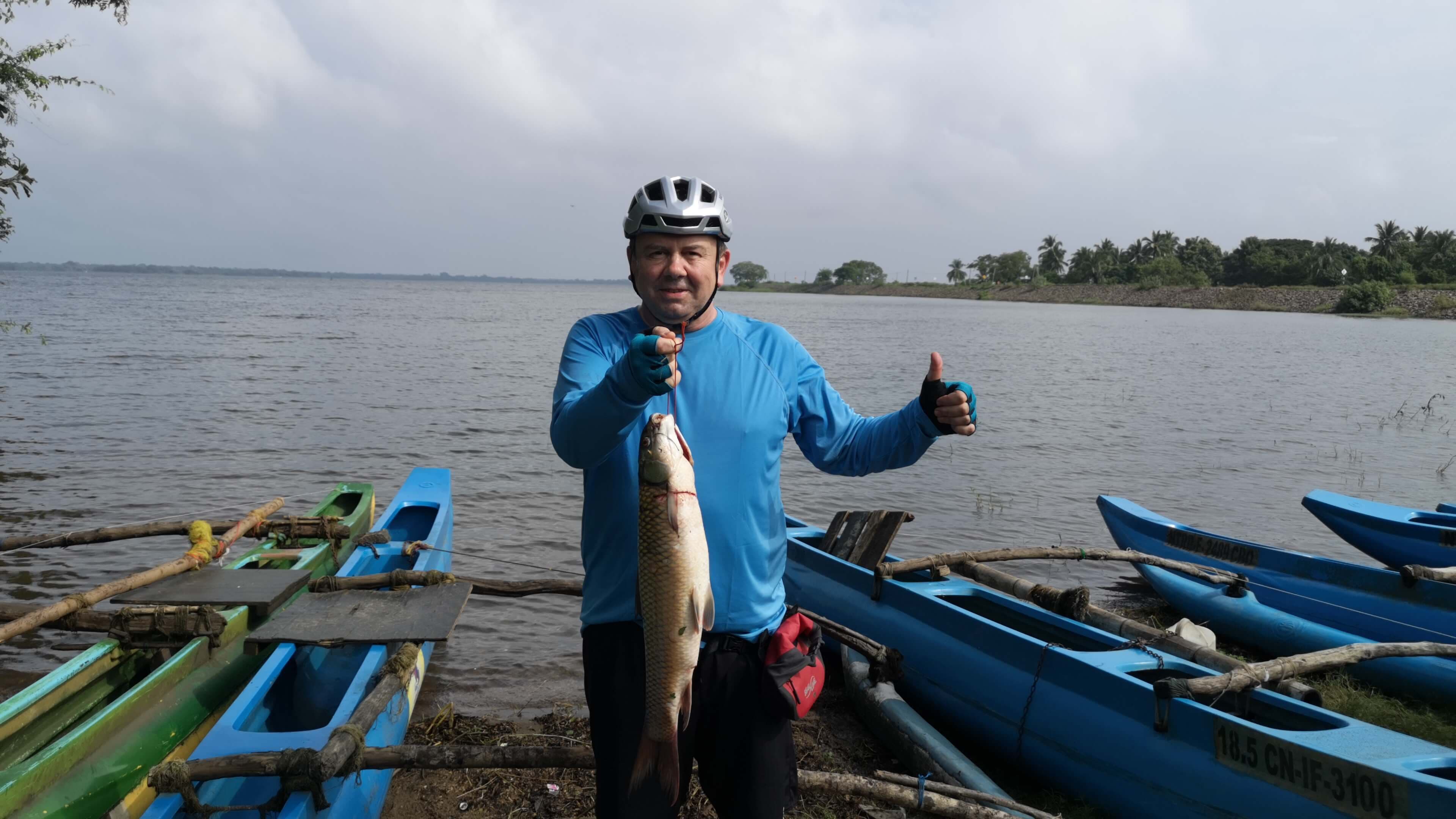 El ciclista explora el estilo de vida de las personas en esta zona pesquera de Sri Lanka