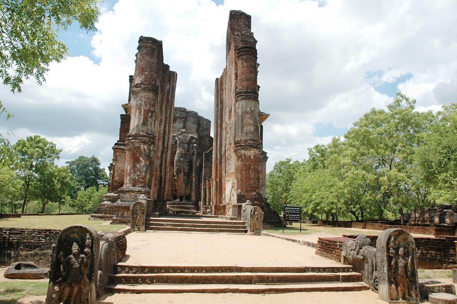 Una foto de Thiwanka Image House 'Thiwanka Pilima Geya' en el antiguo reino de Polonnaruwa Sri Lanka