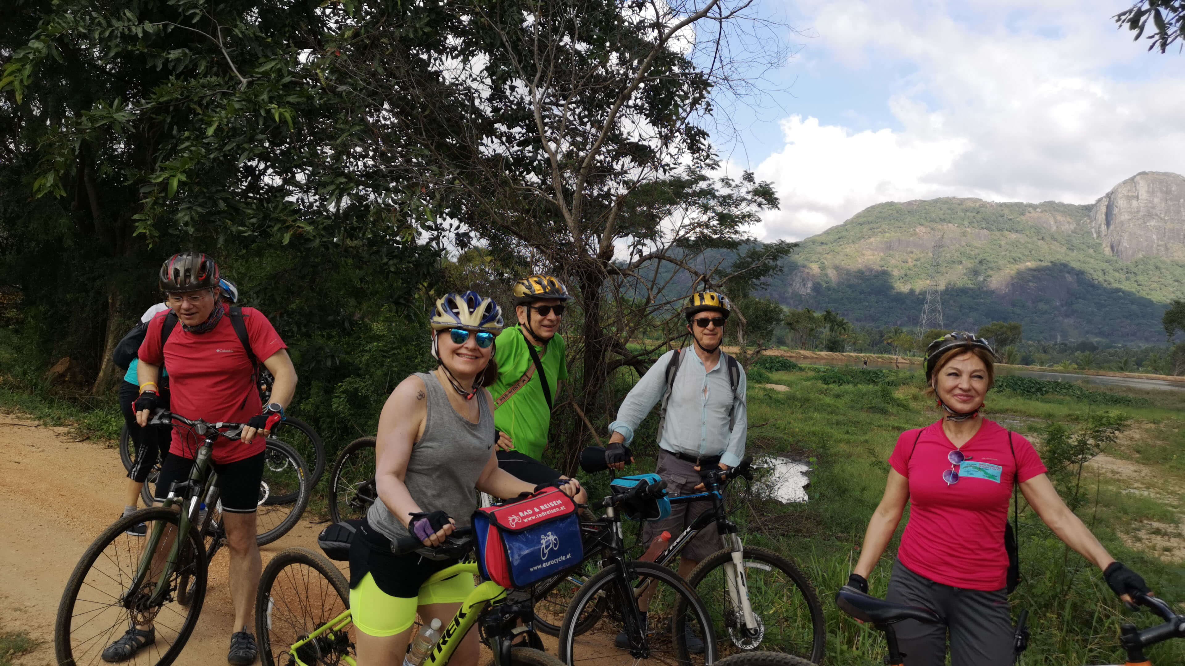 Una foto de ciclistas disfrutando de la belleza natural del entorno en Sri Lanka