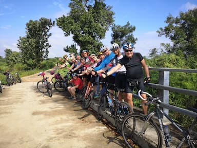 Ein Gruppenfoto der Fahrradtour von Sigiriya nach Polonnaruwa in Sri Lanka