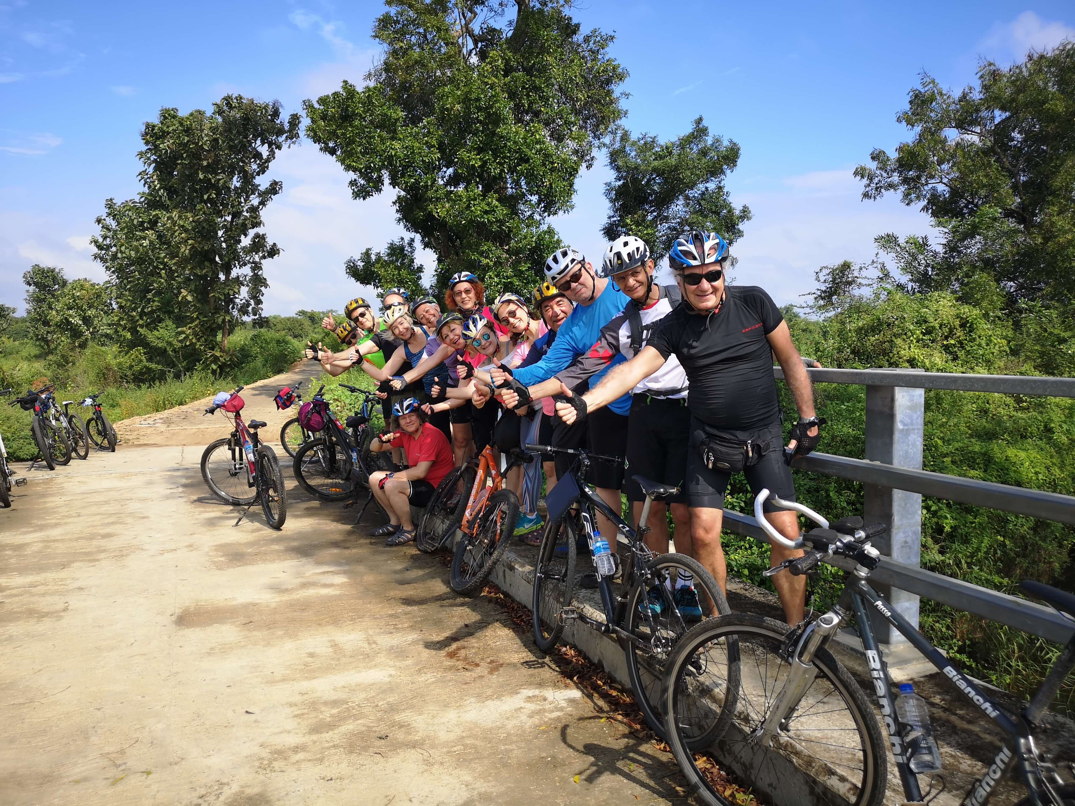 Ein Gruppenfoto der Fahrradtour von Sigiriya nach Polonnaruwa in Sri Lanka