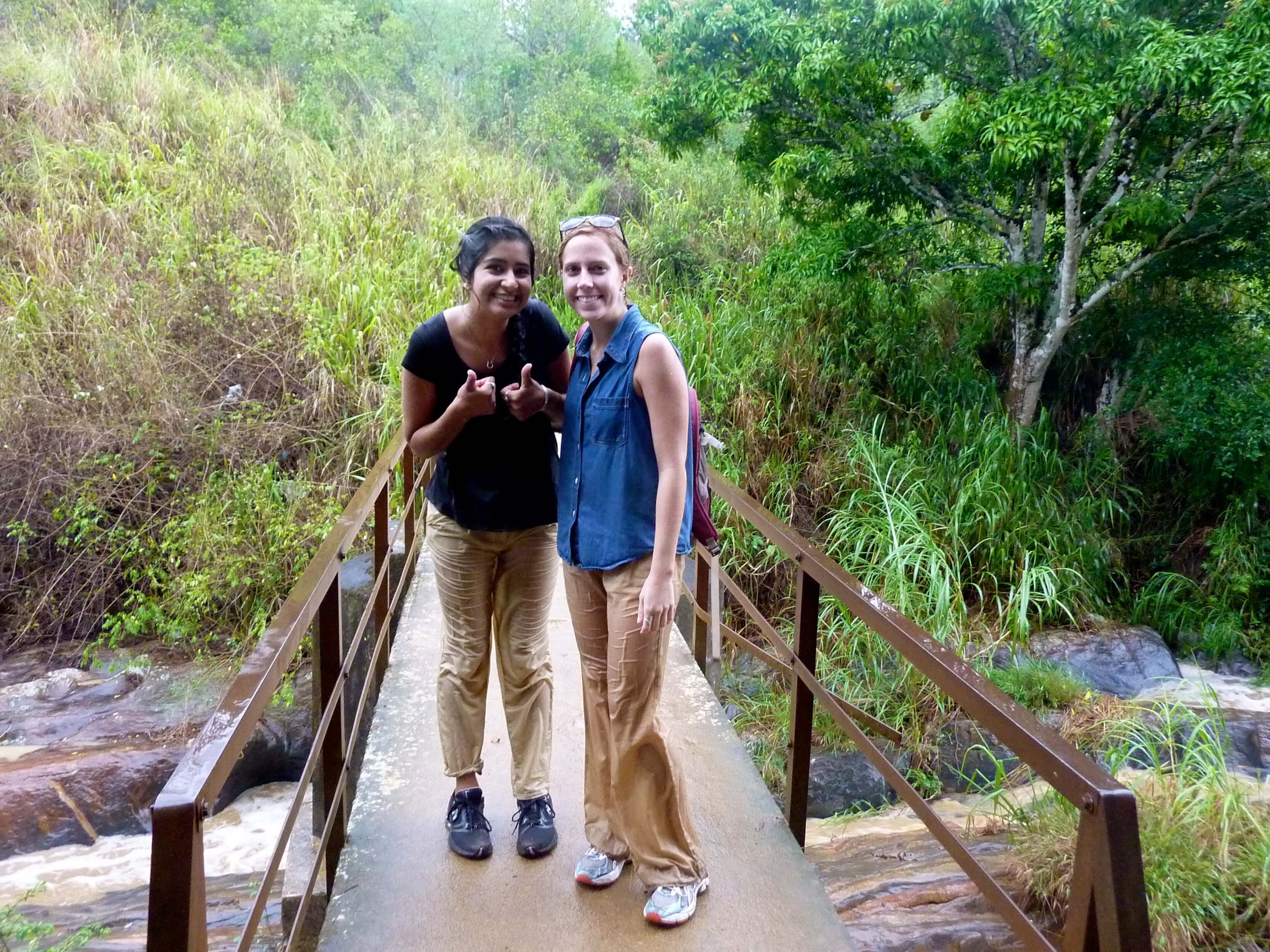 两个美丽的女孩在徒步旅行时在桥上拍照 Kandy Knuckles 斯里兰卡
