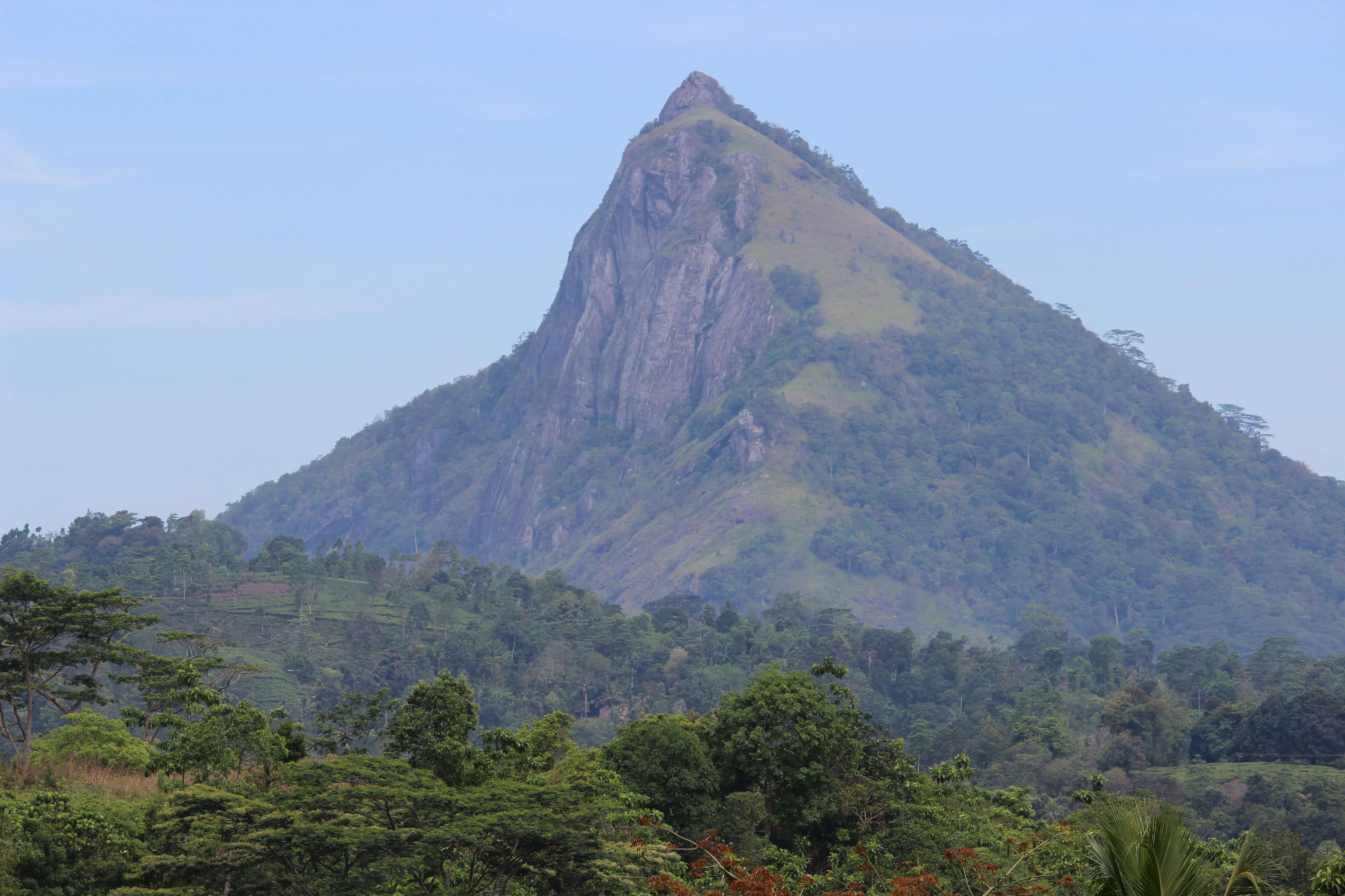 Ein Blick auf den Militärstützpunkt Alagalla Mountain–Balana Pass in Sri Lanka