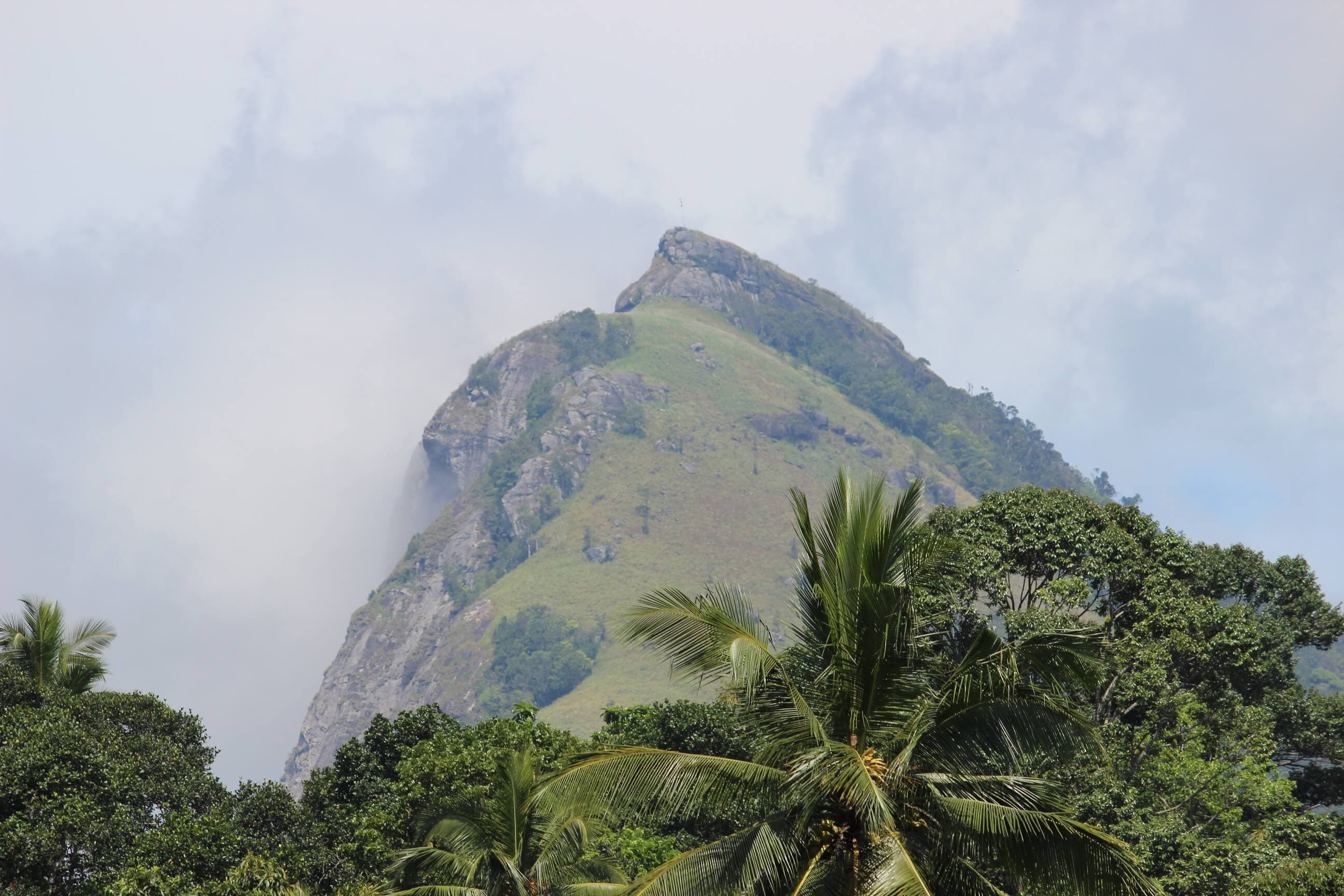 Eine Fernsicht auf den Alagalla-Berg in Kandy, Sri Lanka