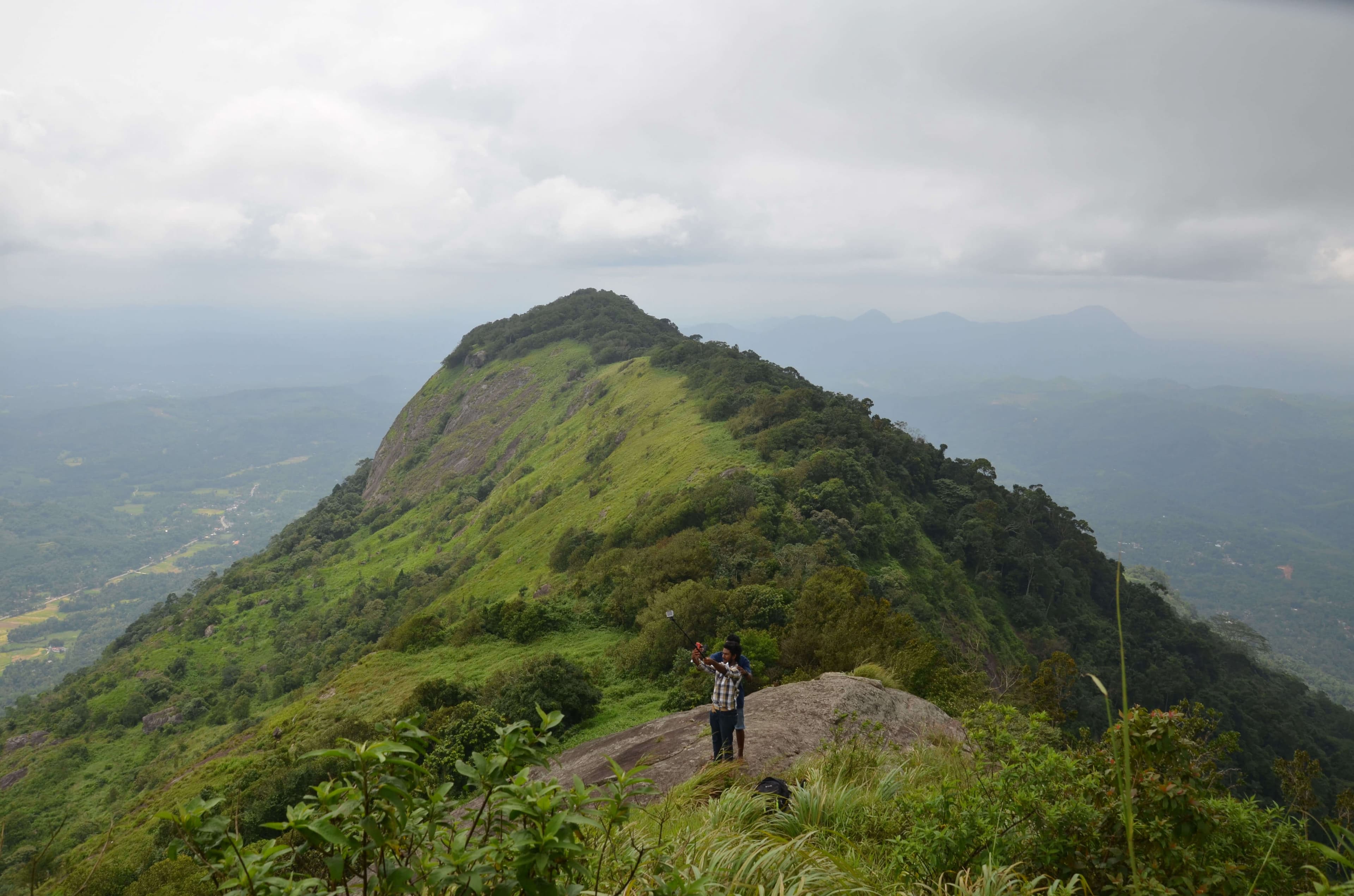 المشهد الجميل لجبل كاندي ألاغالا في سريلانكا