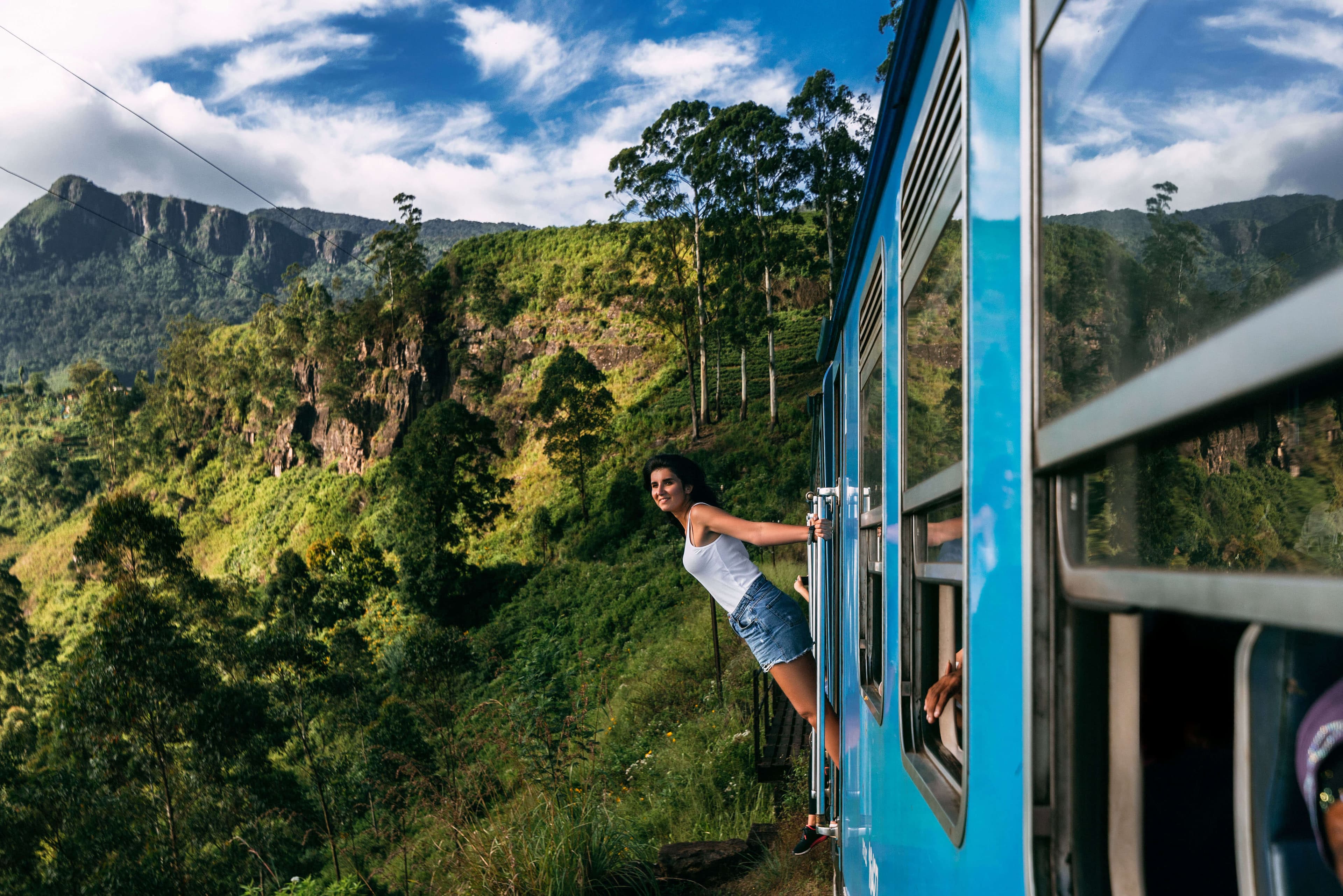 Девушка получает удивительные впечатления от прекрасного путешествия на поезде по Шри-Ланке.