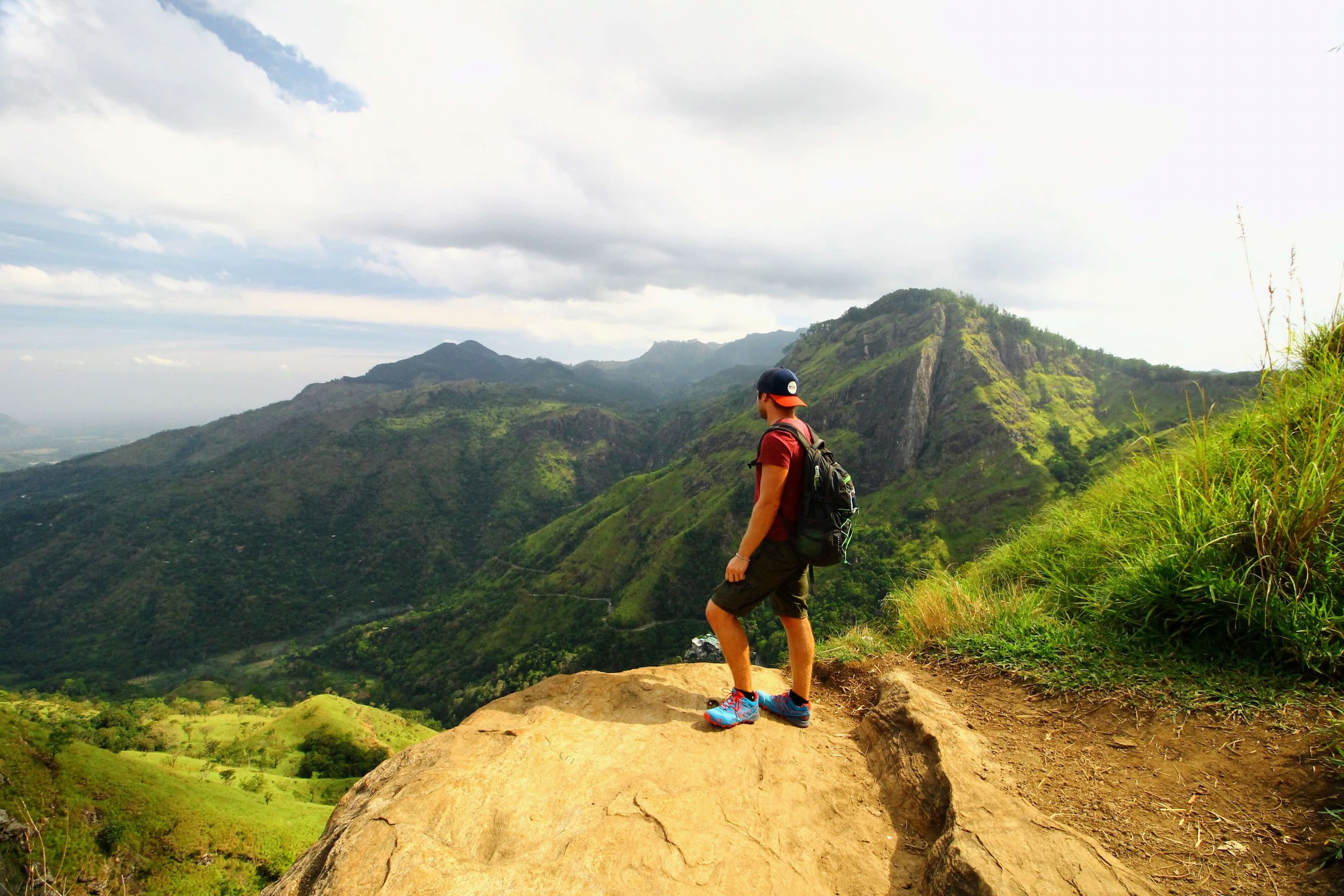 游客在斯里兰卡阿拉加拉山的观景点环顾四周