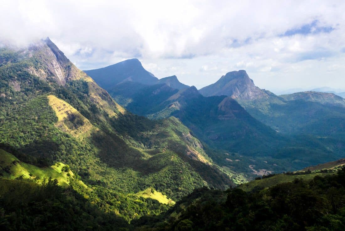 المنظر الجميل لسلسلة جبال Knuckles في كاندي ، سريلانكا