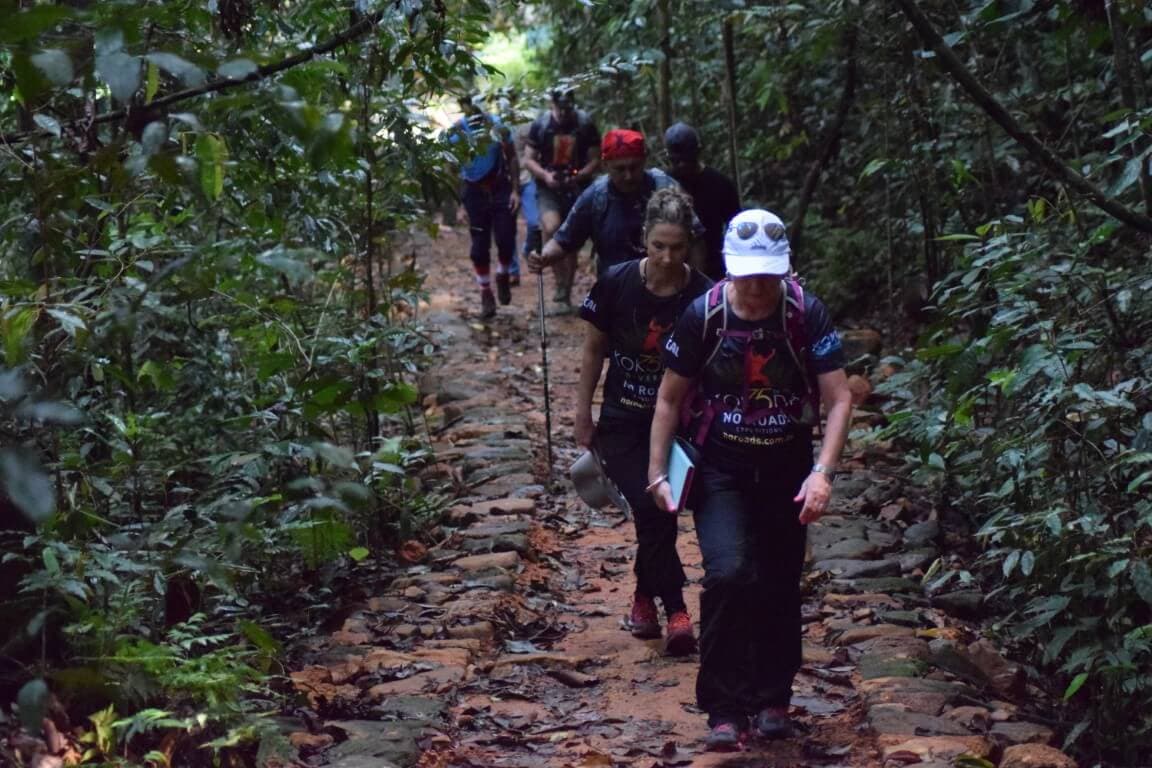 El grupo turístico trekking entre el bosque de Makanadawa Kithulgala Sri Lanka