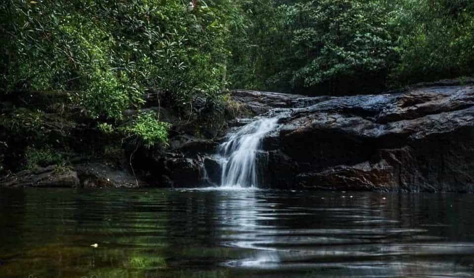 斯里兰卡基图尔加拉森林中的迷你瀑布照片
