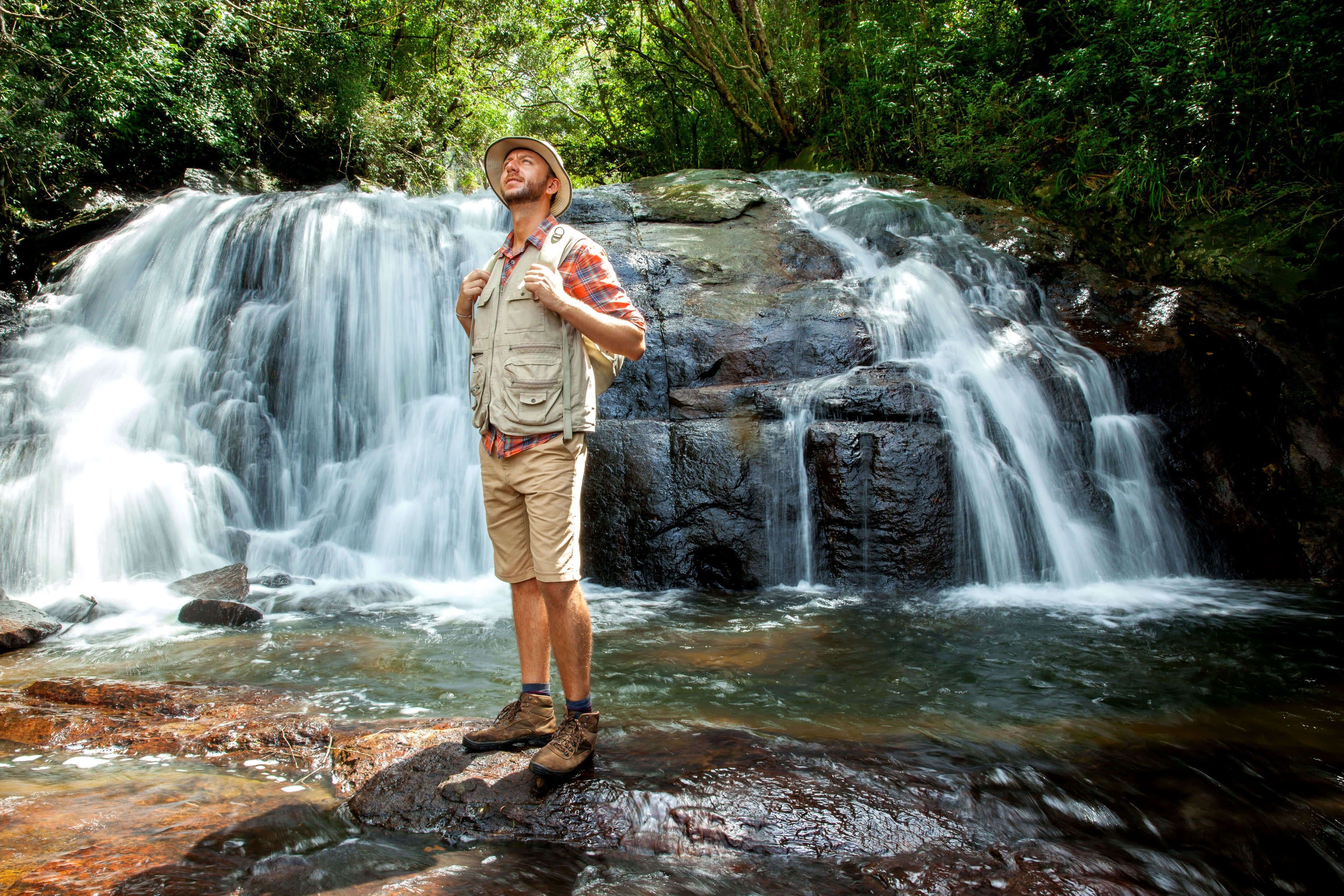 Ein Tourist erkundet die Schönheit der Natur im Makanadawa-Wald in Sri Lanka