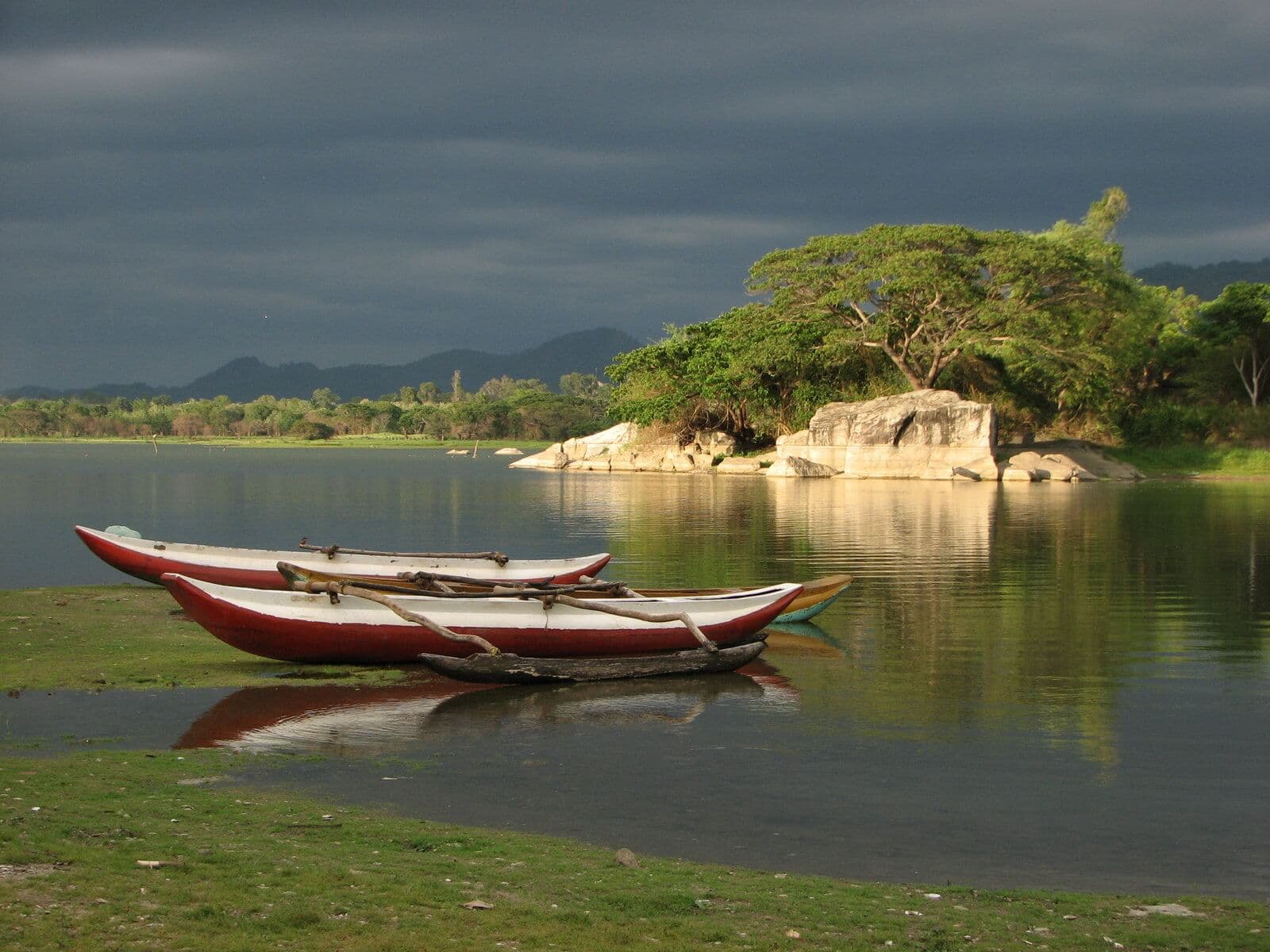 Der Blick auf den Ponton und den Wasserstrom in Udawalawe Sri Lanka