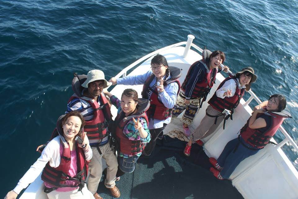 صورة جماعية لمراقبي الحيتان في جولة ميريسا سريلانكا