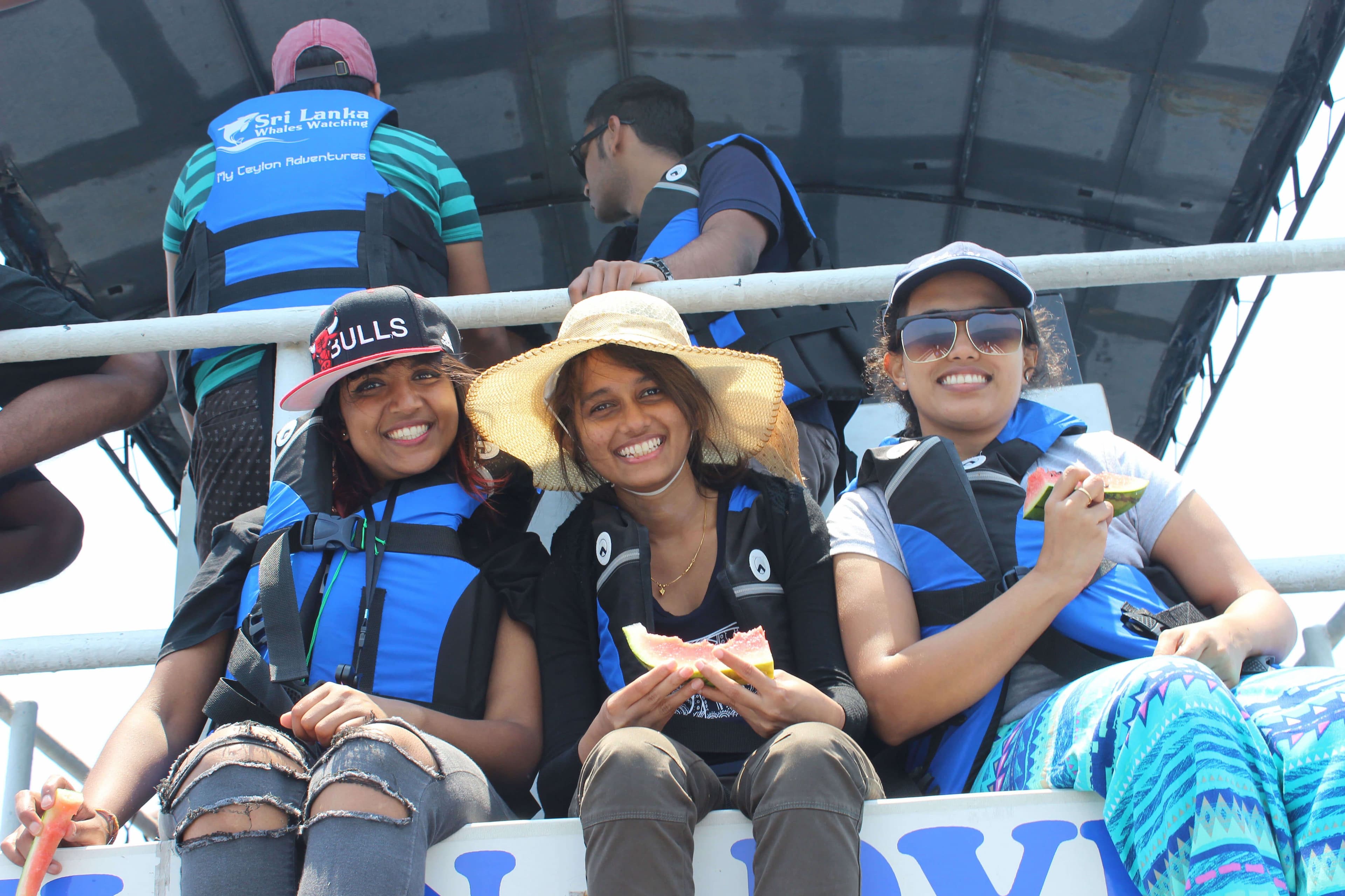 Las tres chicas viendo ballenas con comodidad en el tour Mirissa Sri Lanka