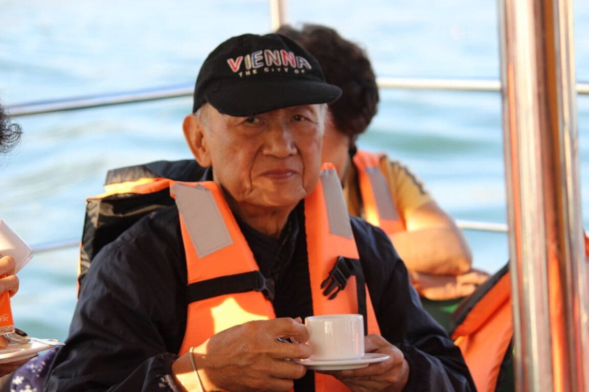 سائح يحصل على المرطبات مع كوب من الشاي في جولة لمشاهدة الحيتان ميريسا سري لانكا