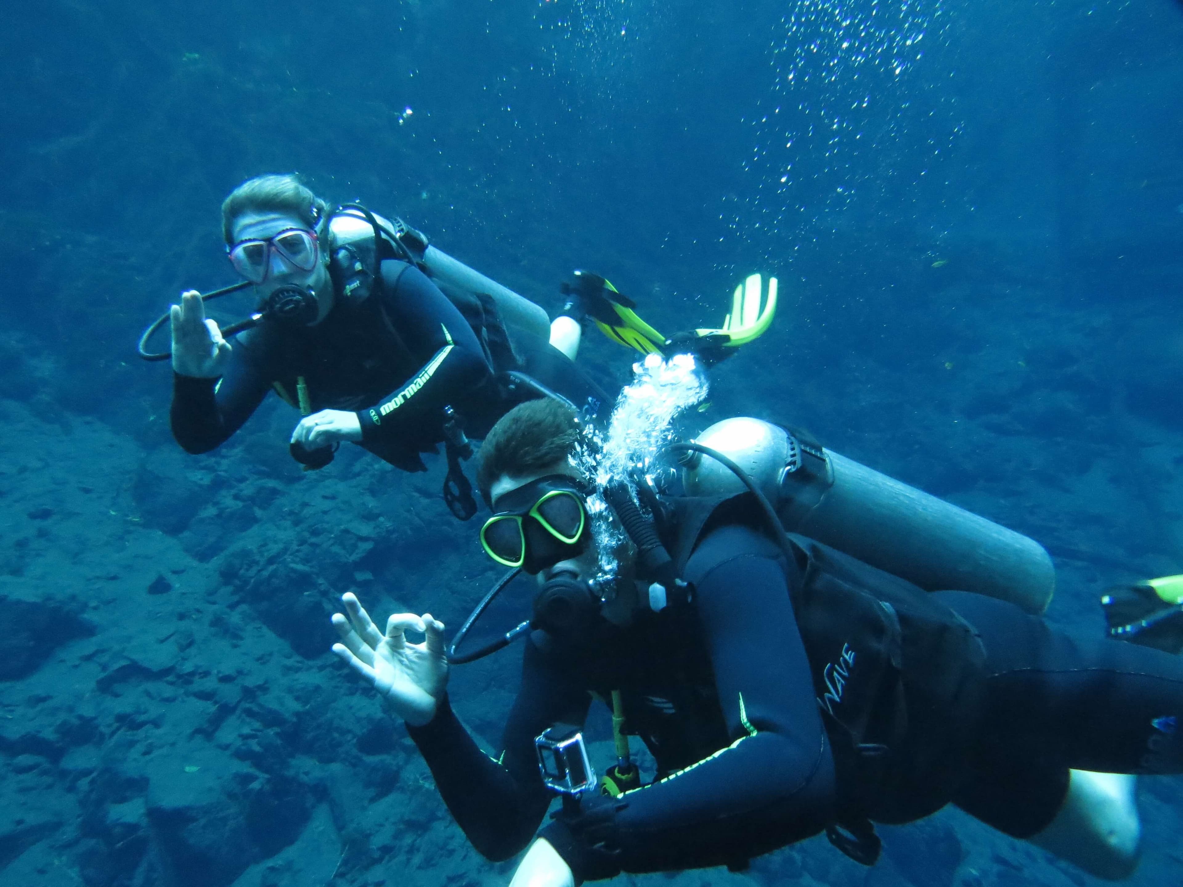 Los dos buzos buceando en Yala Deep Sea Sri Lanka