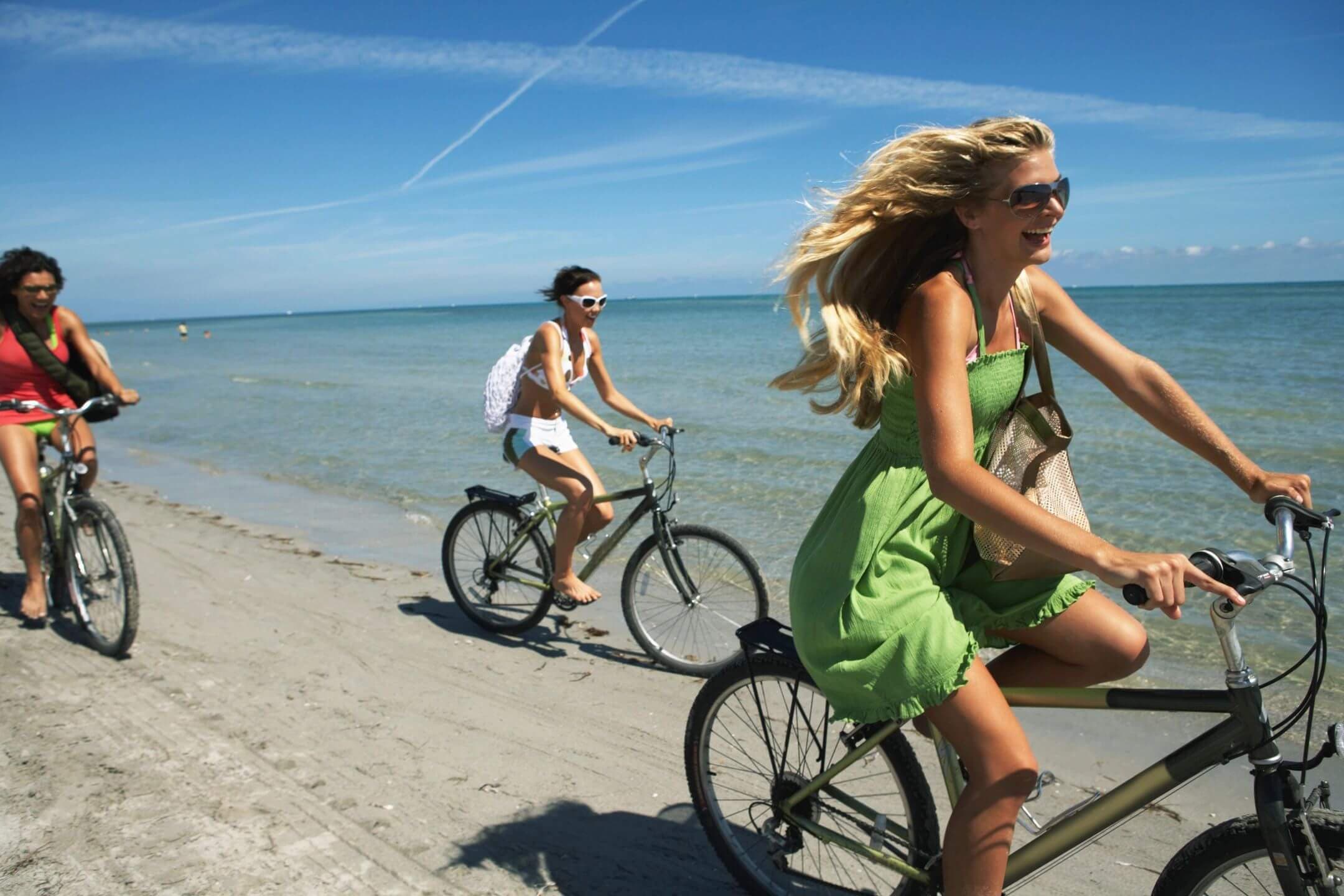 Los turistas disfrutan de Yala a la costa sur de Sri Lanka en bicicleta