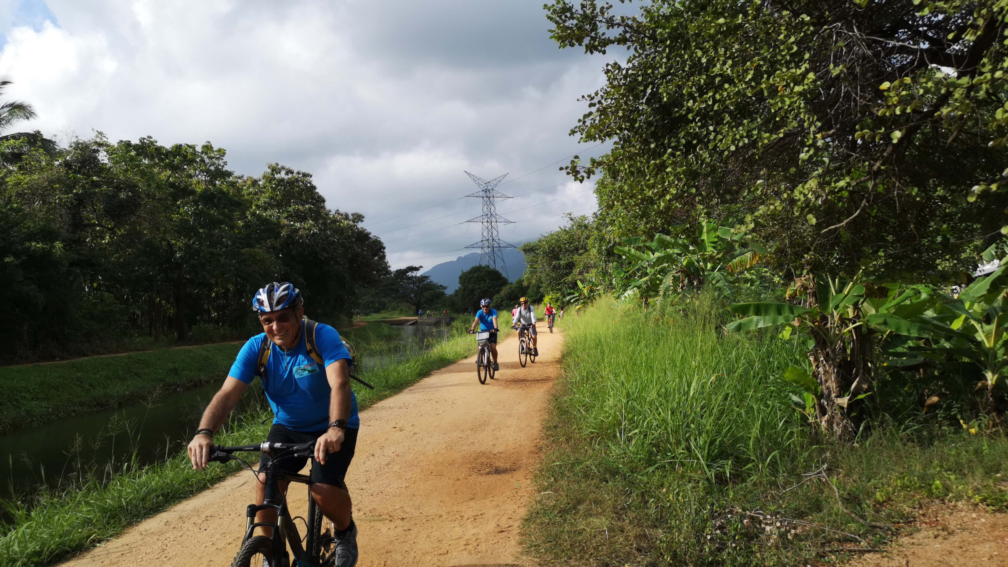在斯里兰卡科伦坡乡村骑自行车。