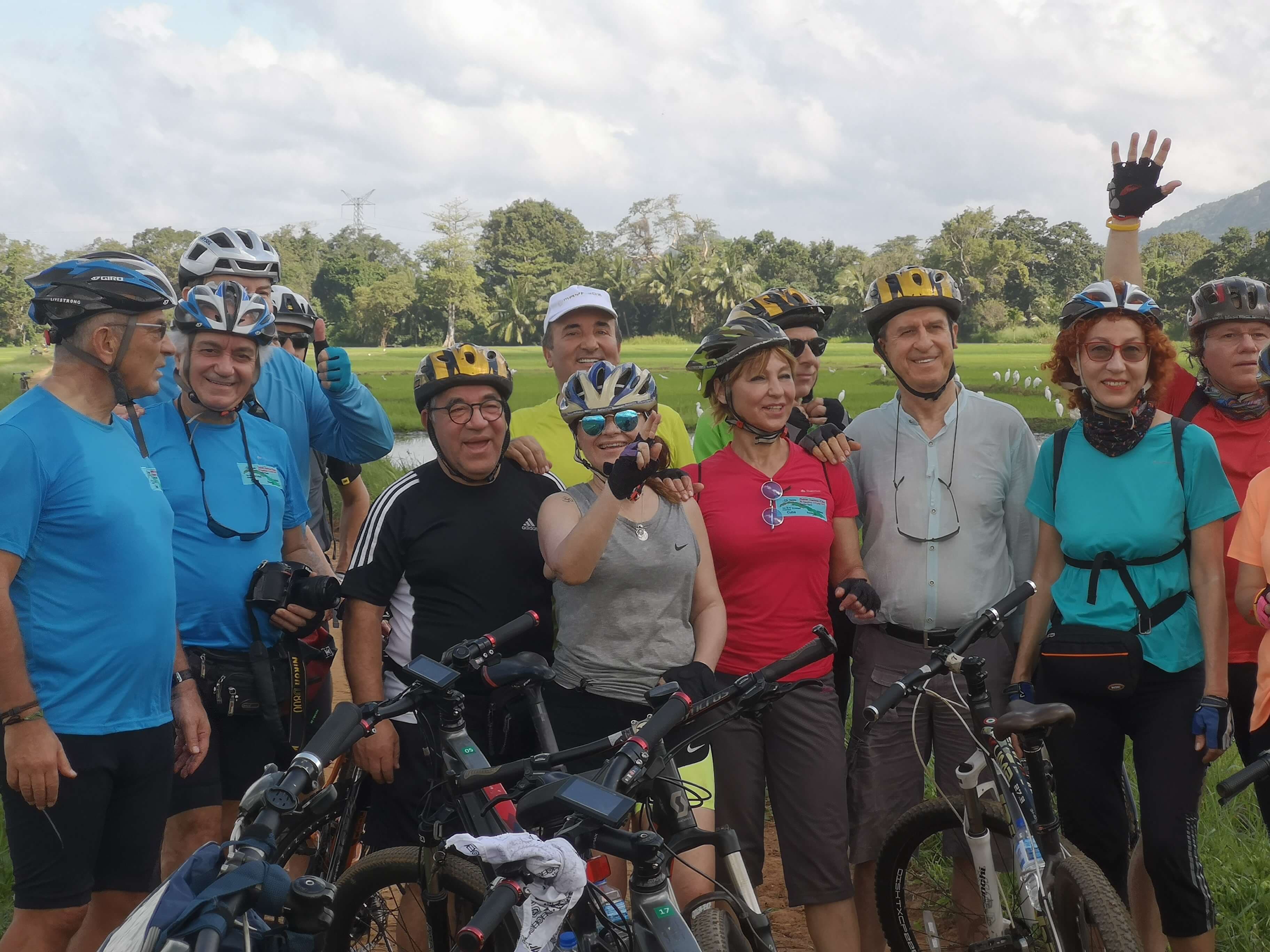 Una foto de grupo de turistas durante el recorrido en bicicleta por el campo de Colombo, Sri Lanka.