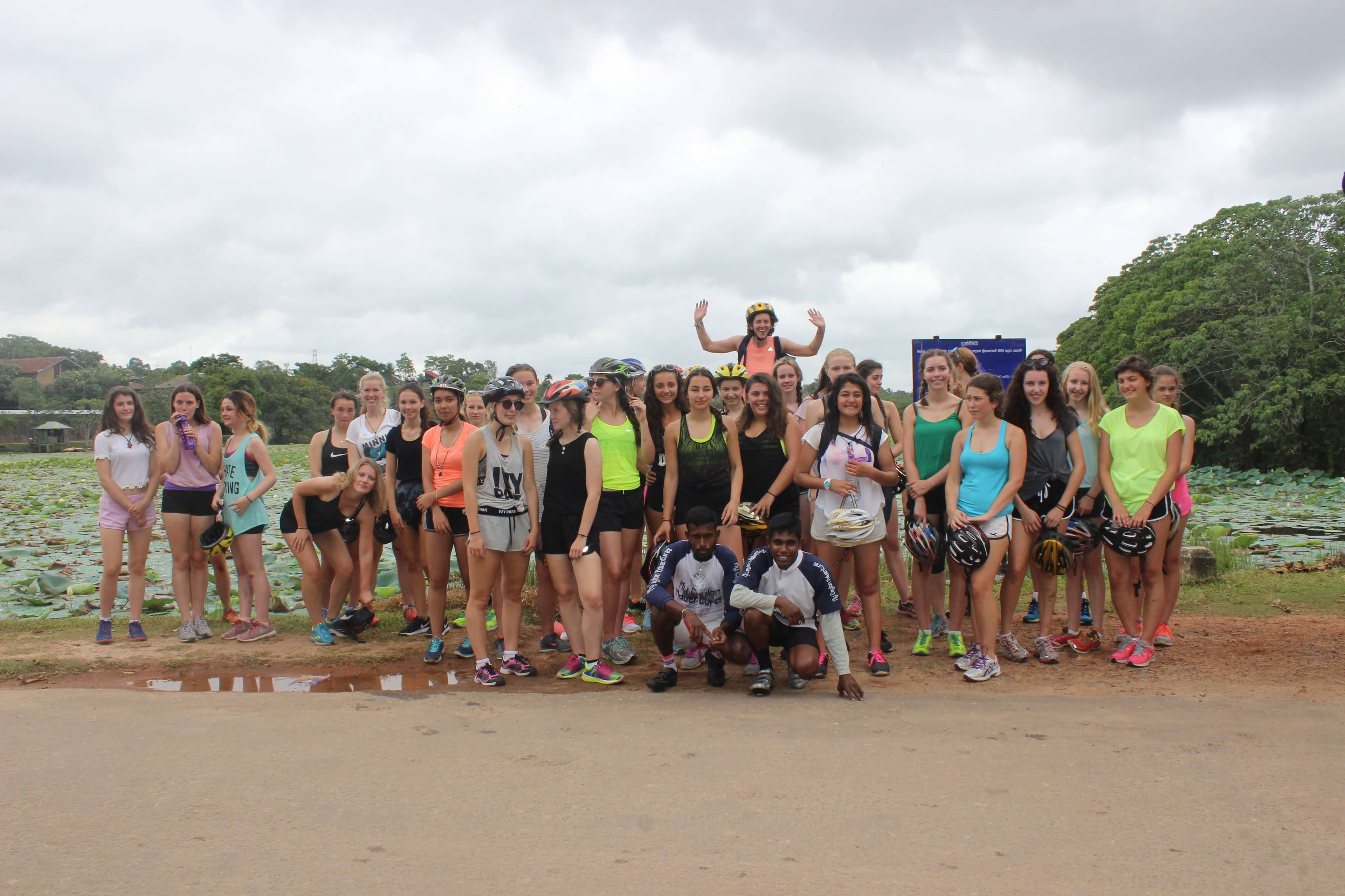 Un grupo de mujeres turísticas disfrutando del recorrido en bicicleta por el campo Colombo, Sri Lanka.
