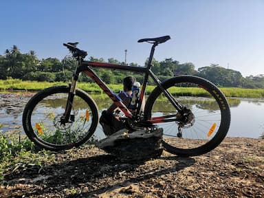一名骑自行车的人享受斯里兰卡科伦坡的乡村景色。
