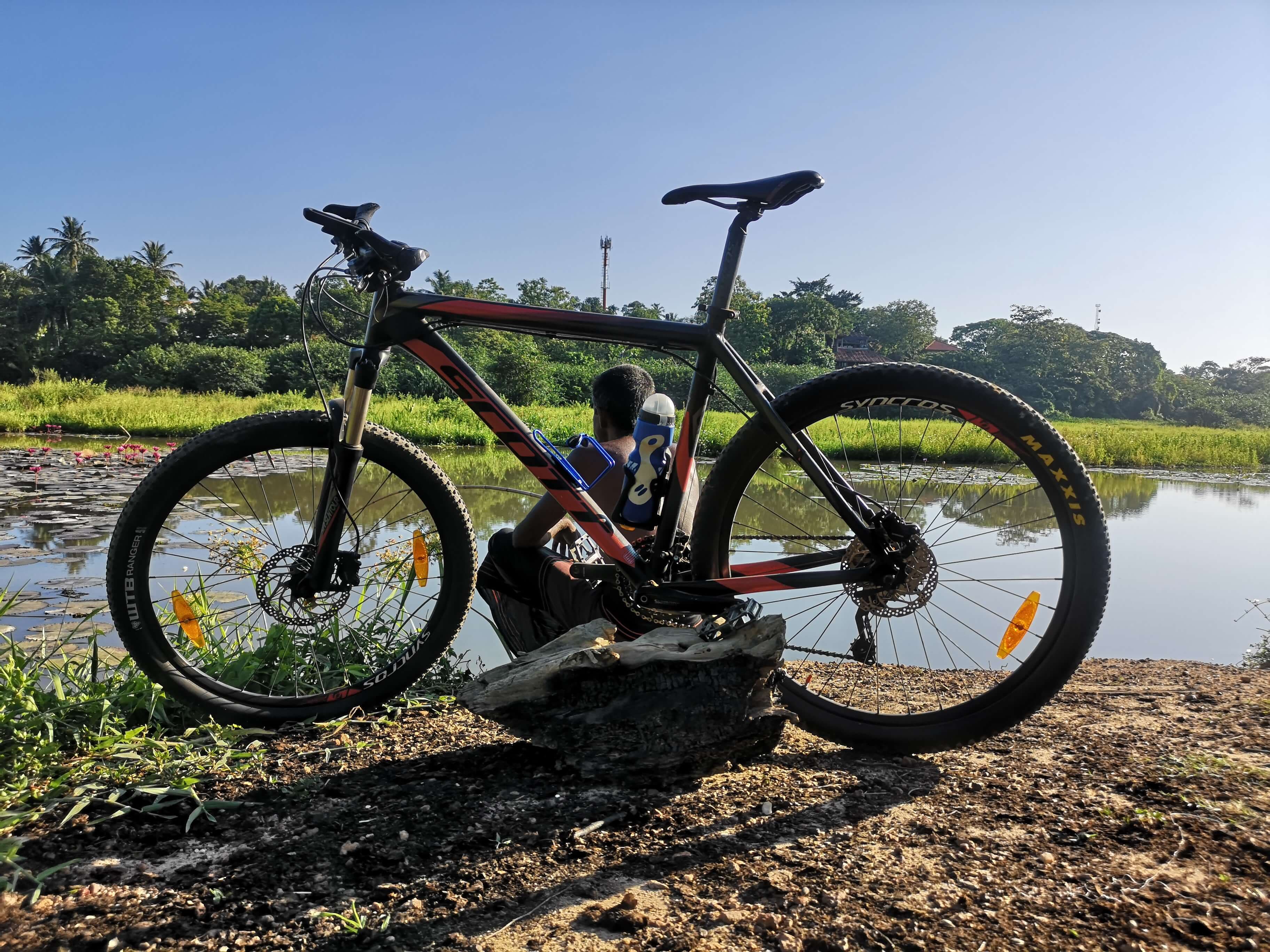 Un ciclista disfrutando de la vista al campo de Colombo, Sri Lanka.