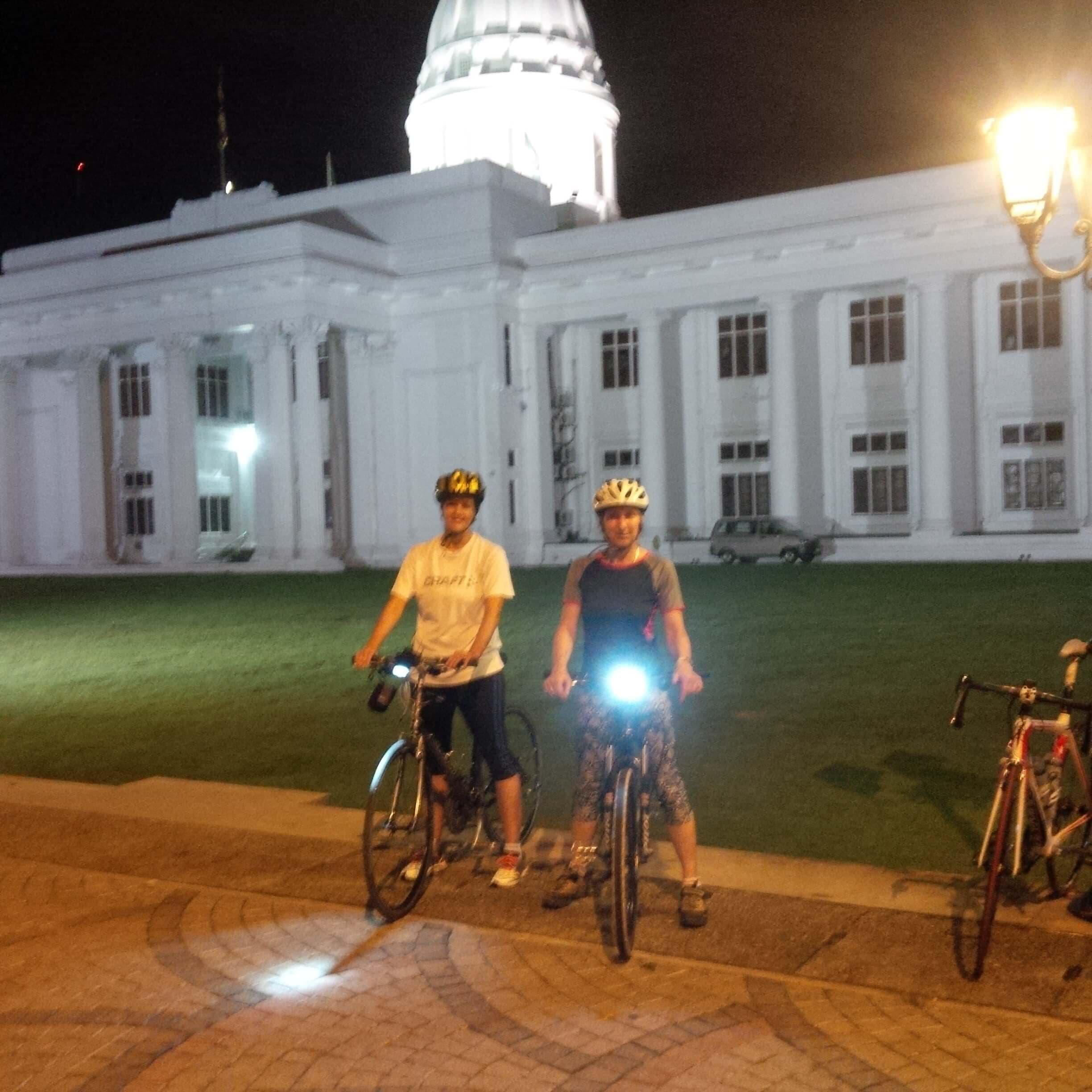 晚上在市政厅附近骑自行车，斯里兰卡科伦坡。