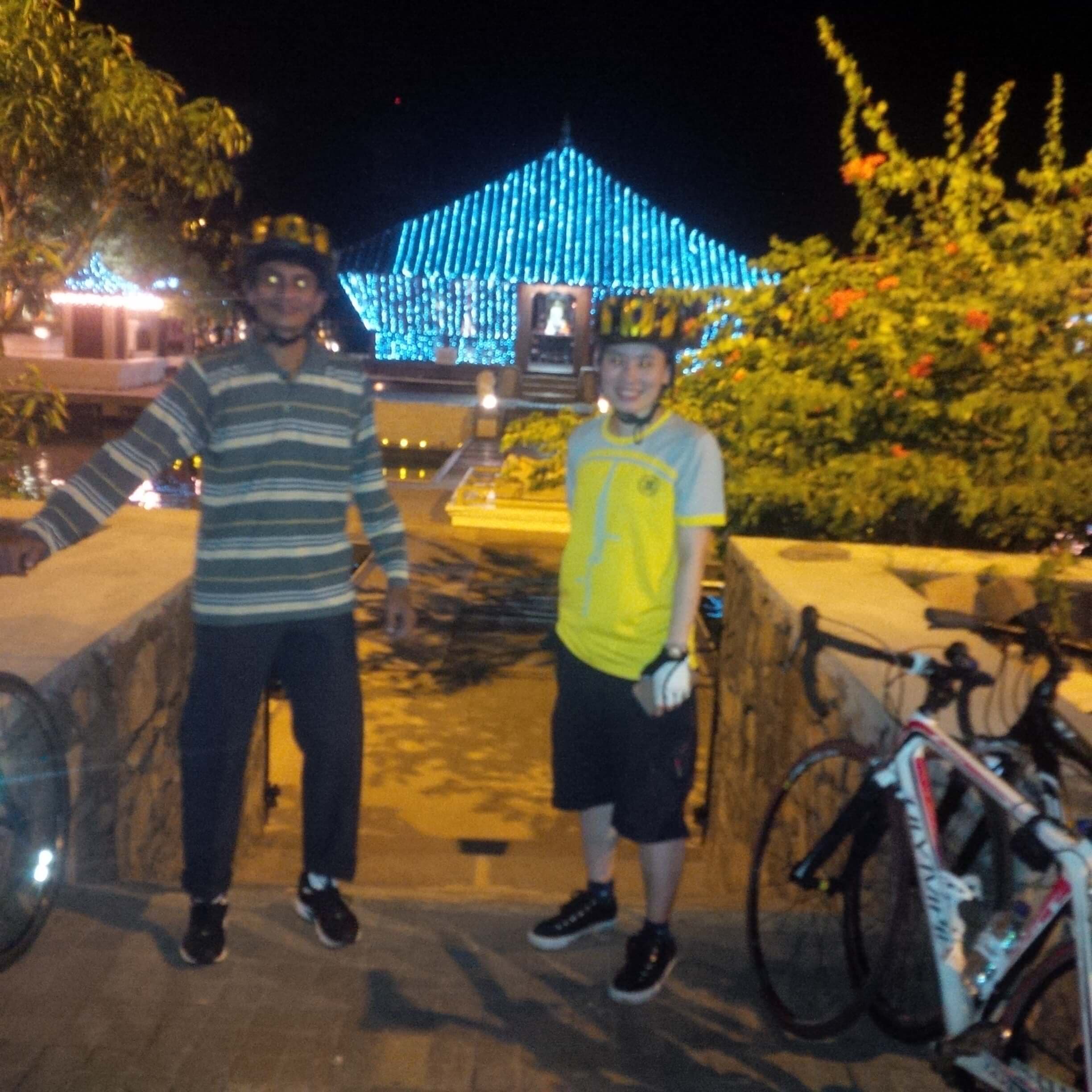 与骑自行车导游科伦坡，斯里兰卡的骑自行车者。