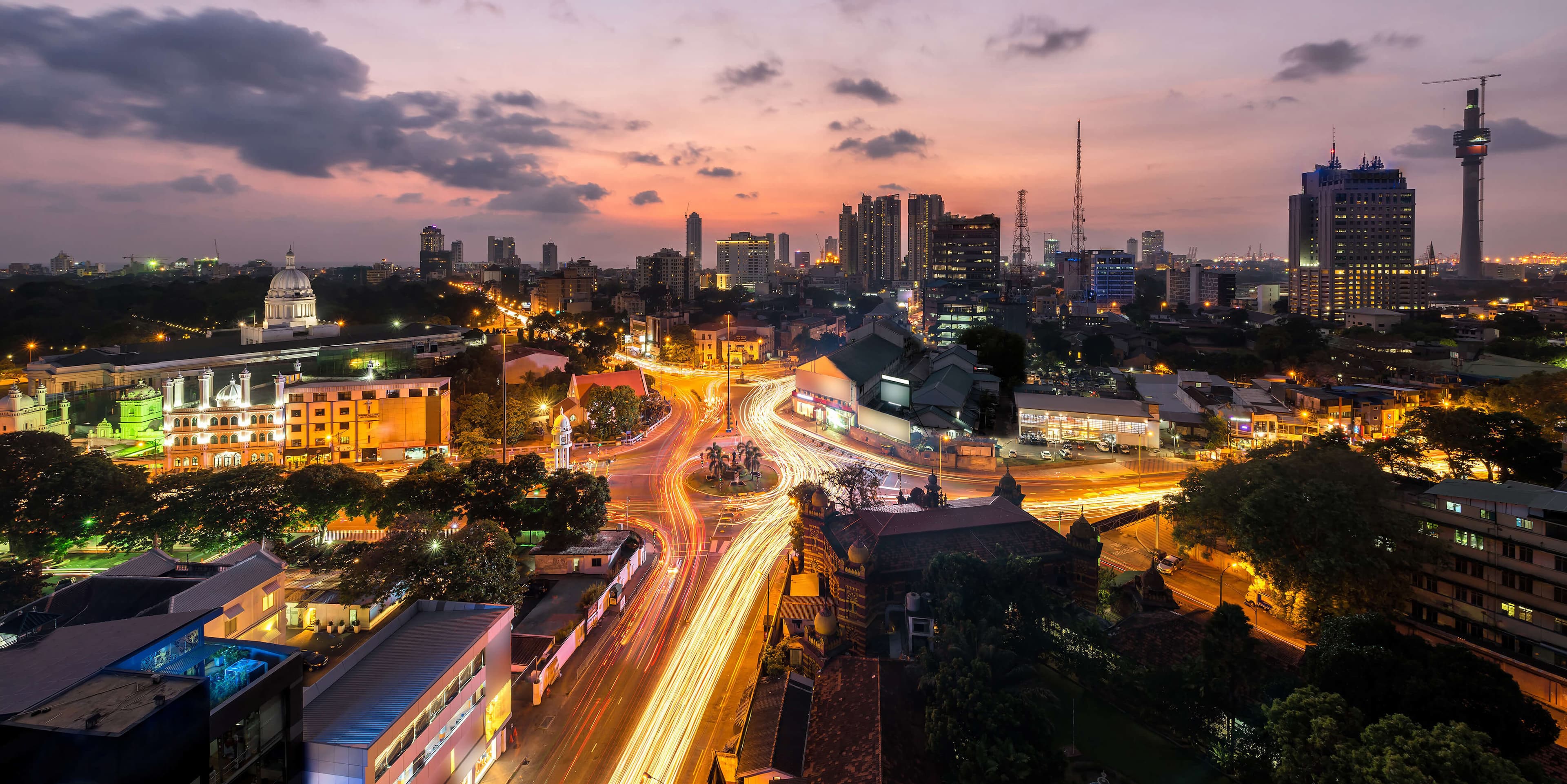 Vista nocturna de la ciudad de Colombo, Sri Lanka.