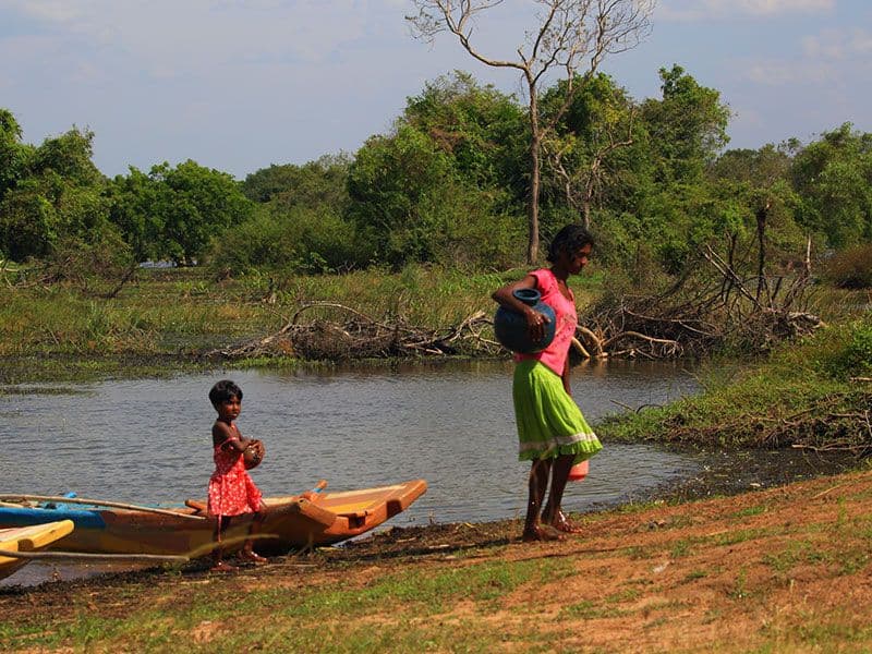 Женщина и ребенок возле резервуара Анурадхапура