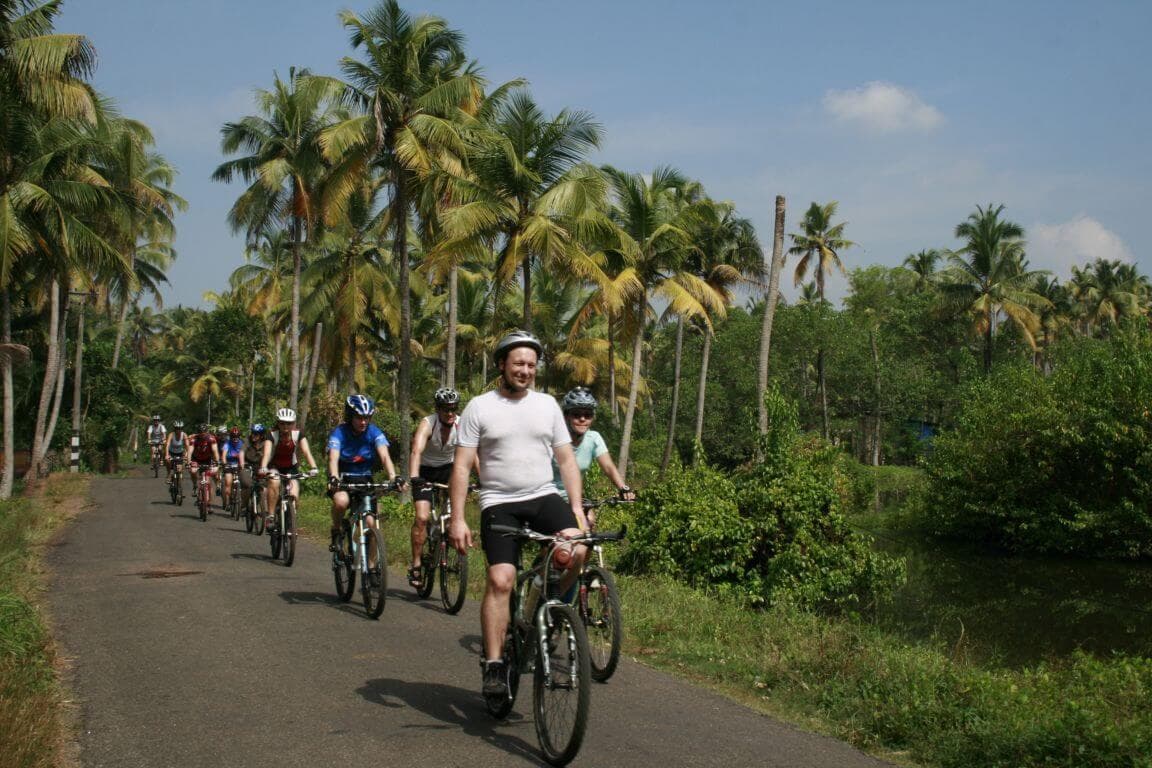 Группа велосипедистов во время велотура «Рыбацкая деревня» в Негомбо, Шри-Ланка.