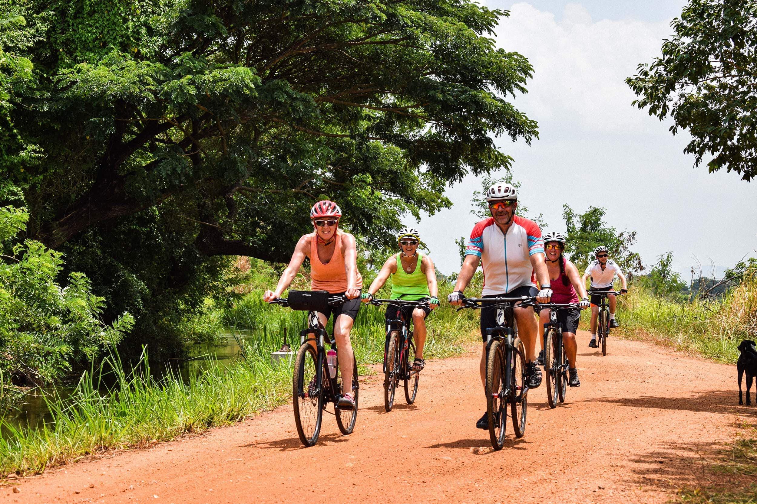 Группа велосипедистов наслаждается природой сельской местности Анурадхапуры - Шри-Ланка.