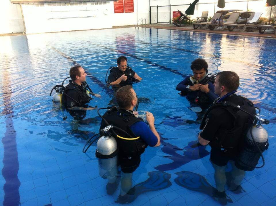 Sesión de entrenamiento y calentamiento antes del buceo submarino en Colombo, Sri Lanka.
