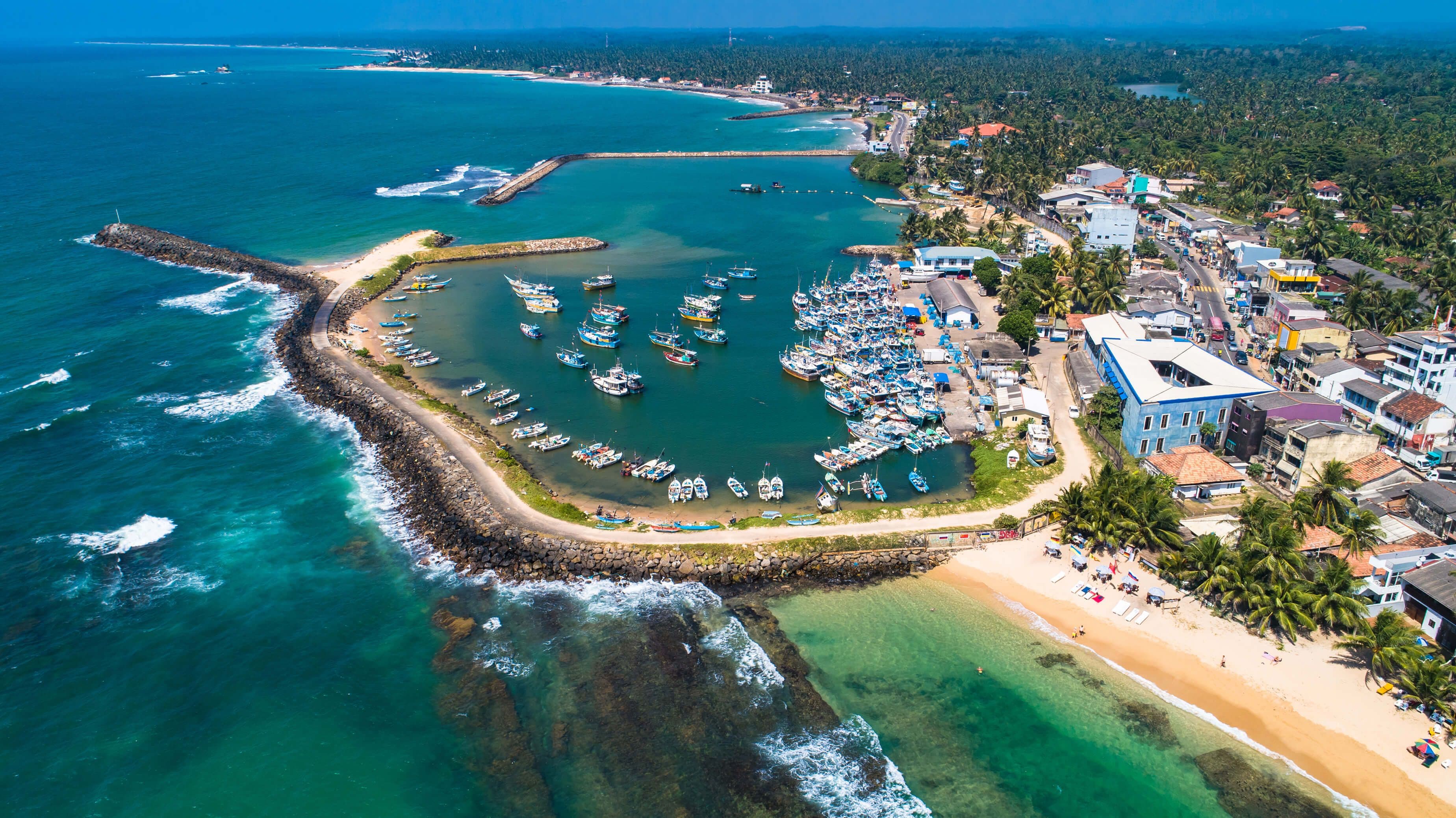 斯里兰卡 Hikkaduwa 海滩的美丽鸟瞰图。