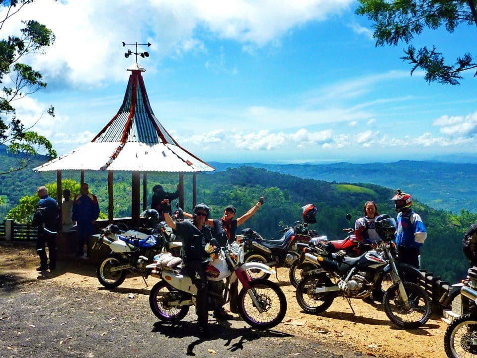 一群骑手在斯里兰卡摩托车之旅中欣赏美丽的景色。