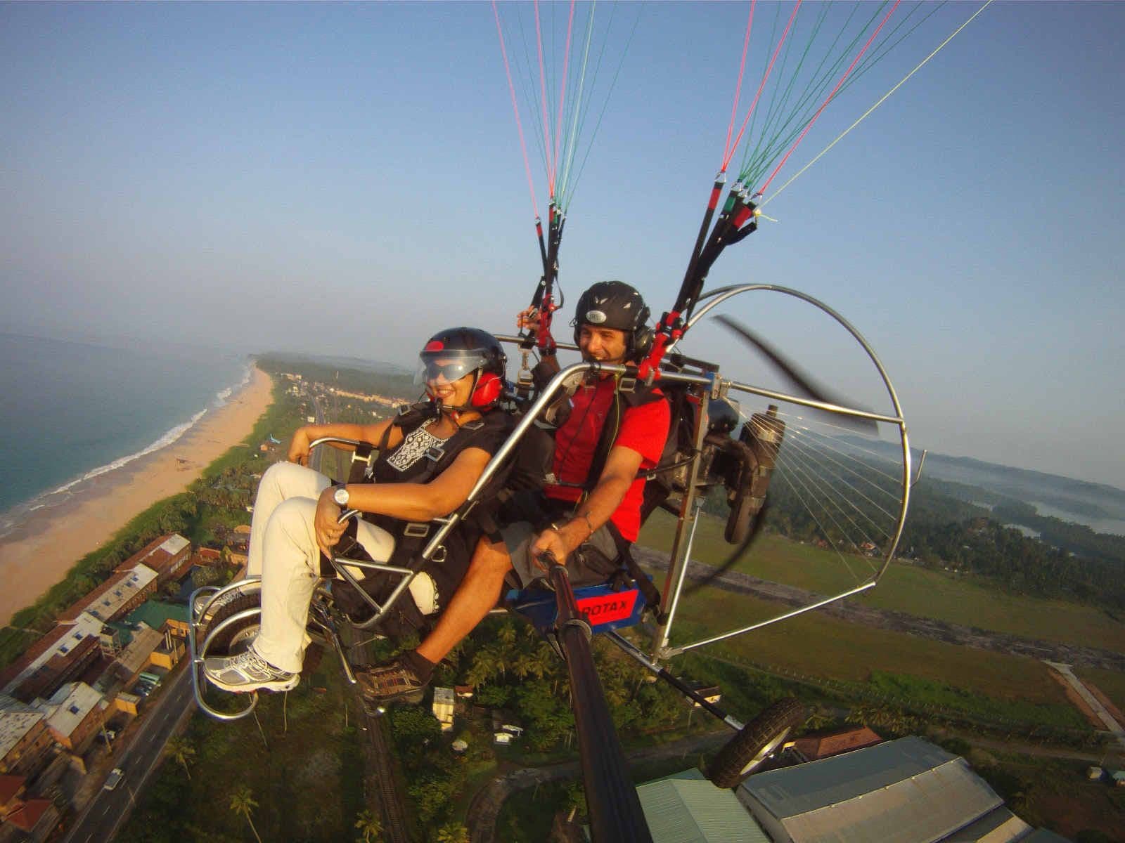 斯里兰卡本托塔海滩的动力伞特写镜头