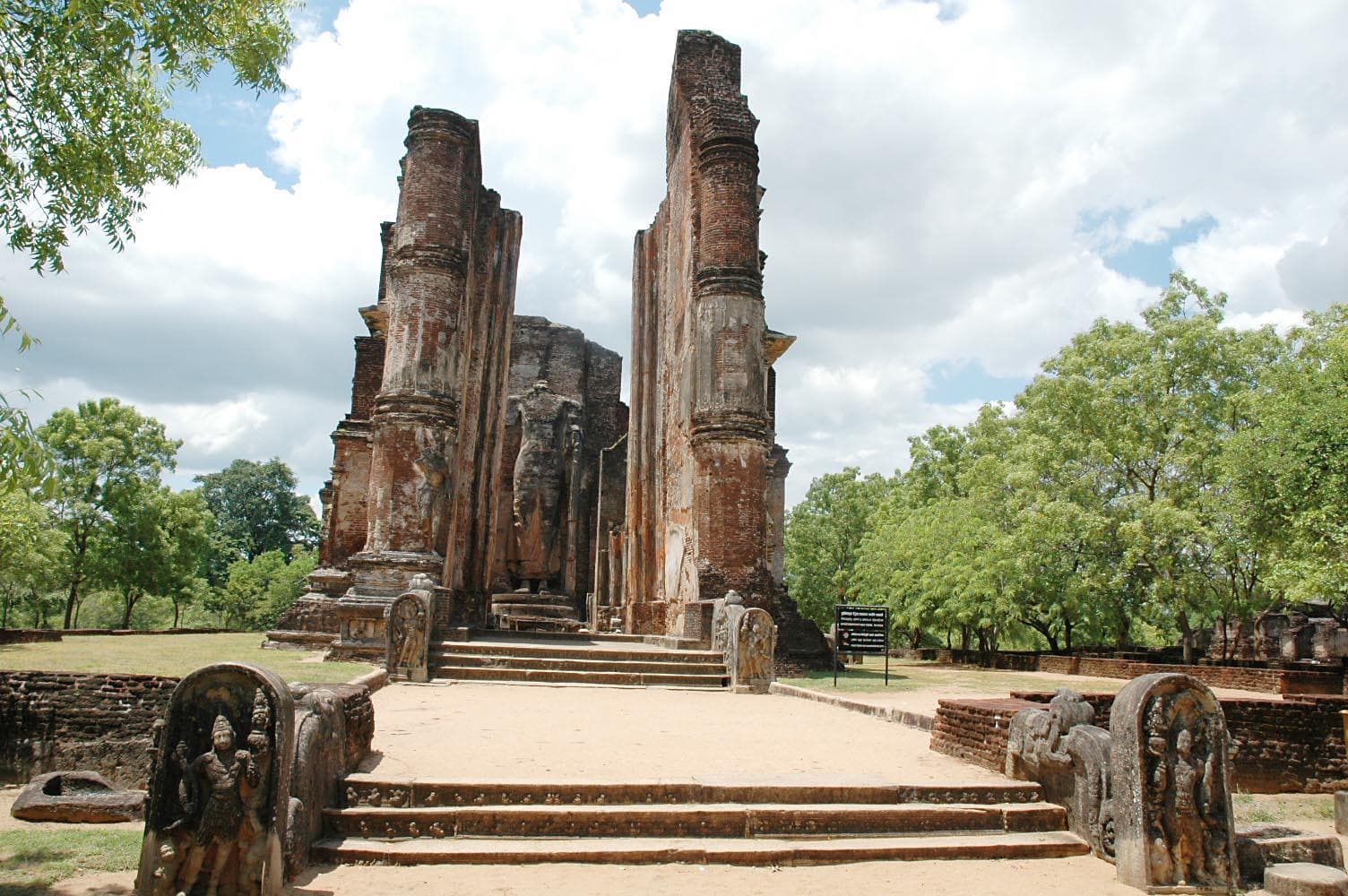 斯里兰卡波隆纳鲁沃古城遗址内的佛像。
