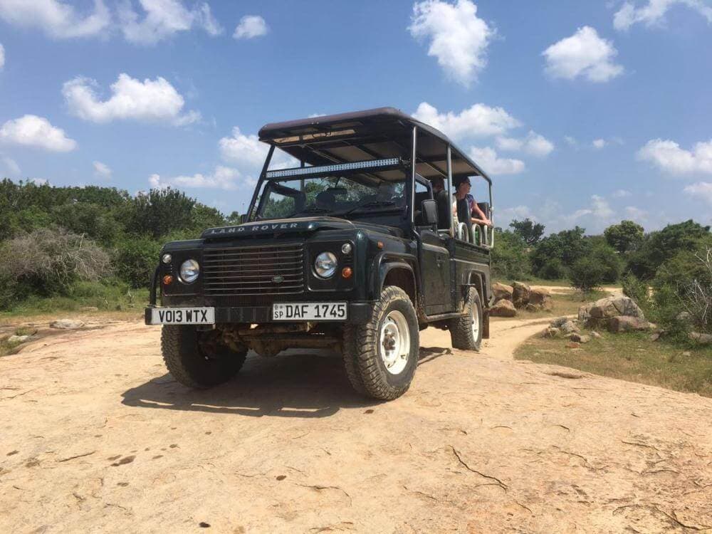 Ein Safari-Jeep, der bei der Safari im Yala-Nationalpark in Sri Lanka verwendet wird.