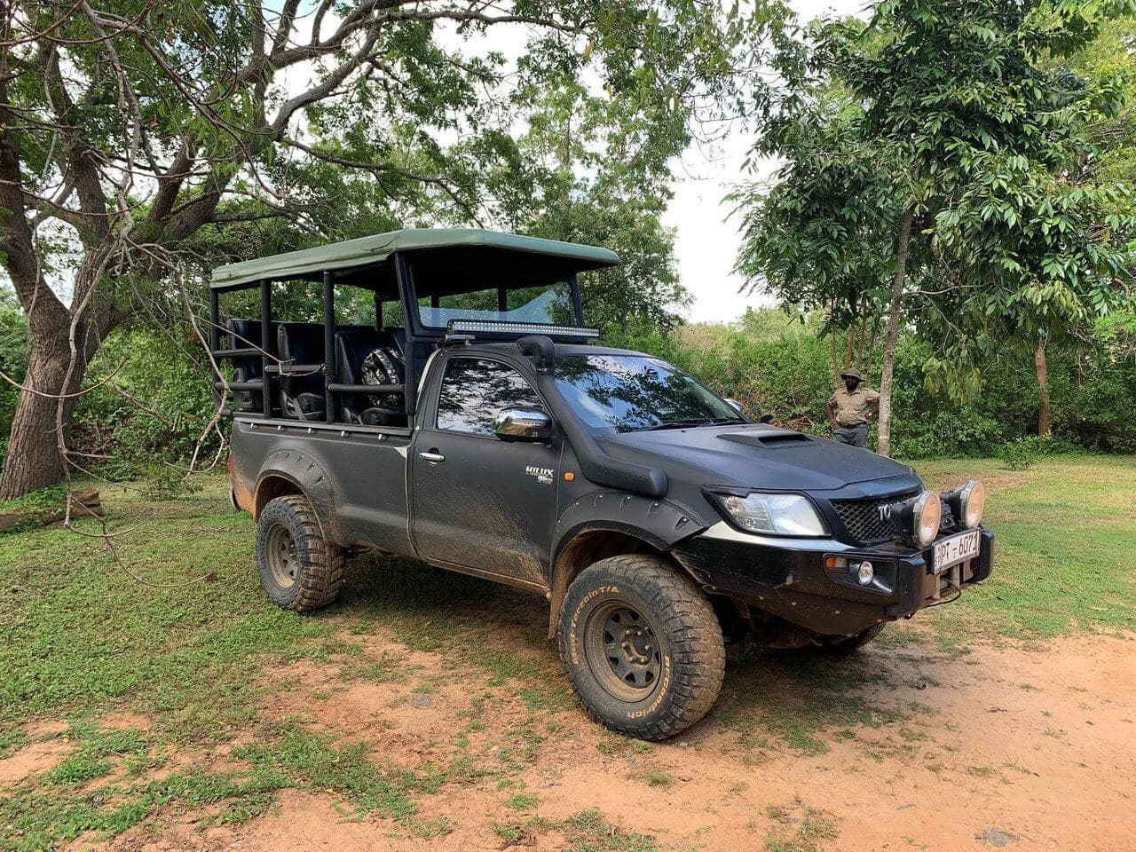 Ein Toyota-Fahrerhaus, das zu einem Safarifahrzeug umgebaut wurde, das bei einer Safari im Yala-Nationalpark in Sri Lanka verwendet wurde.